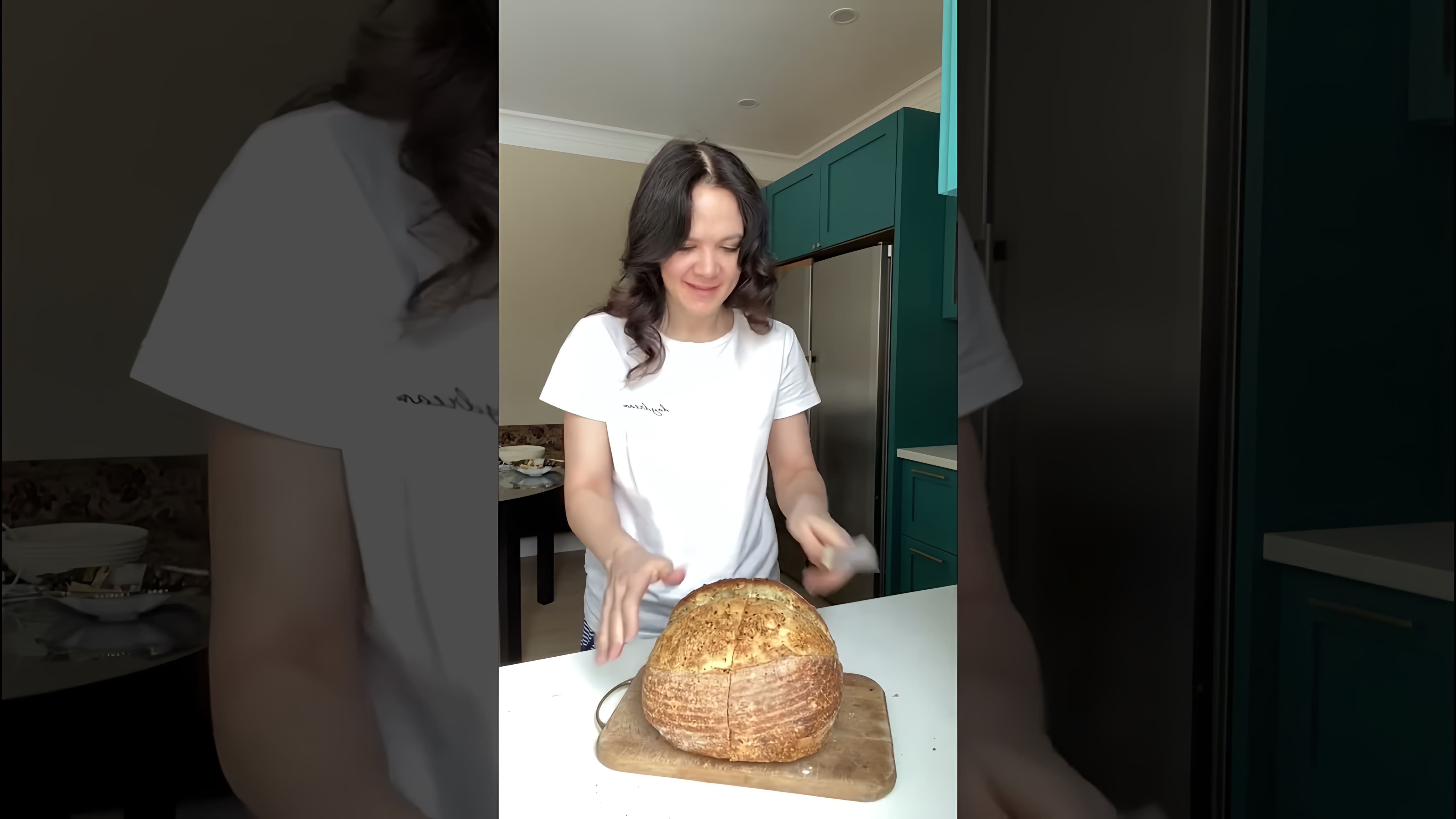 В этом видео рассказывается о том, как сделать закваску для хлеба без промышленных дрожжей