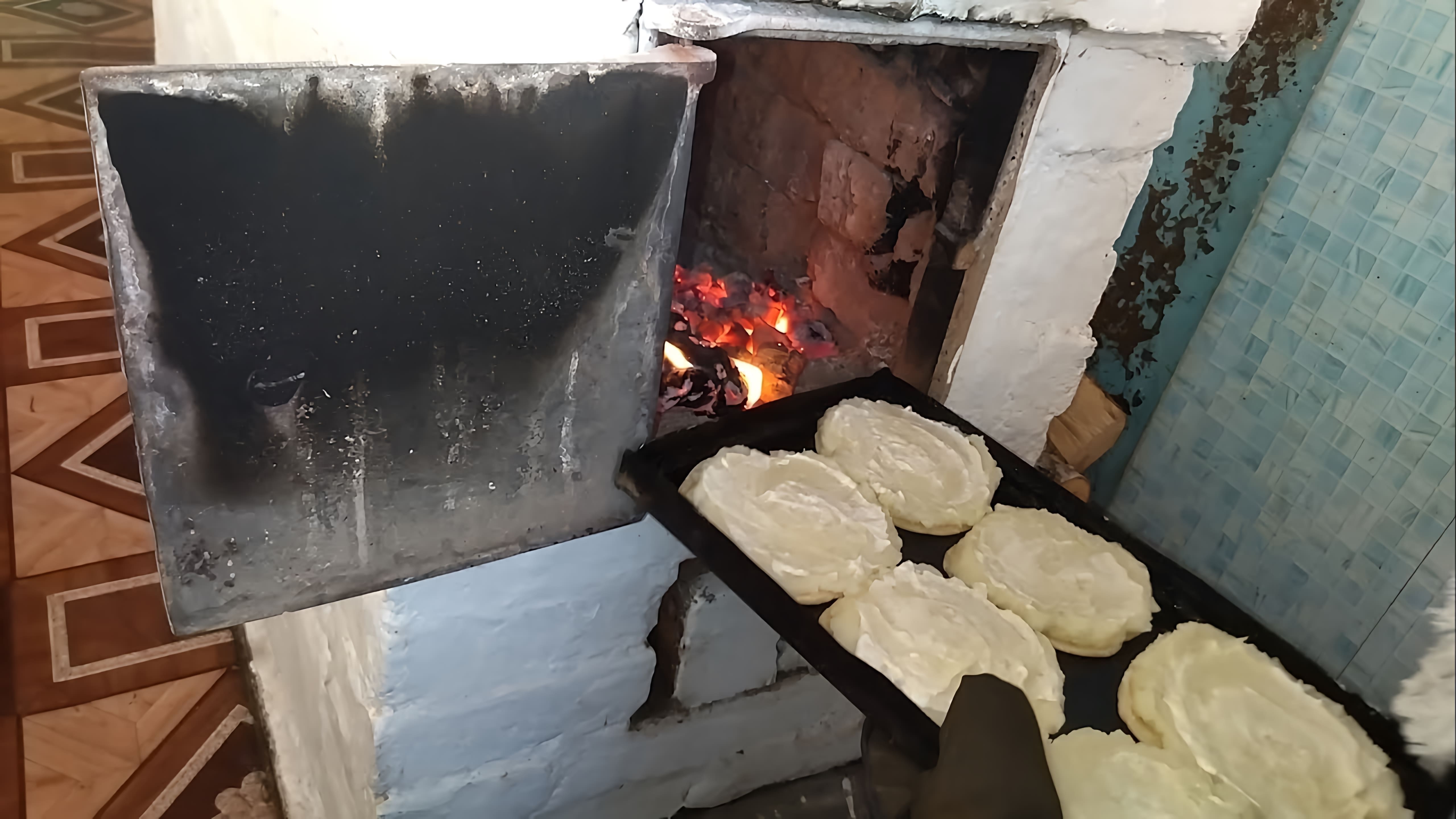 В этом видео демонстрируется процесс приготовления шаньг с картошкой в Коми крае