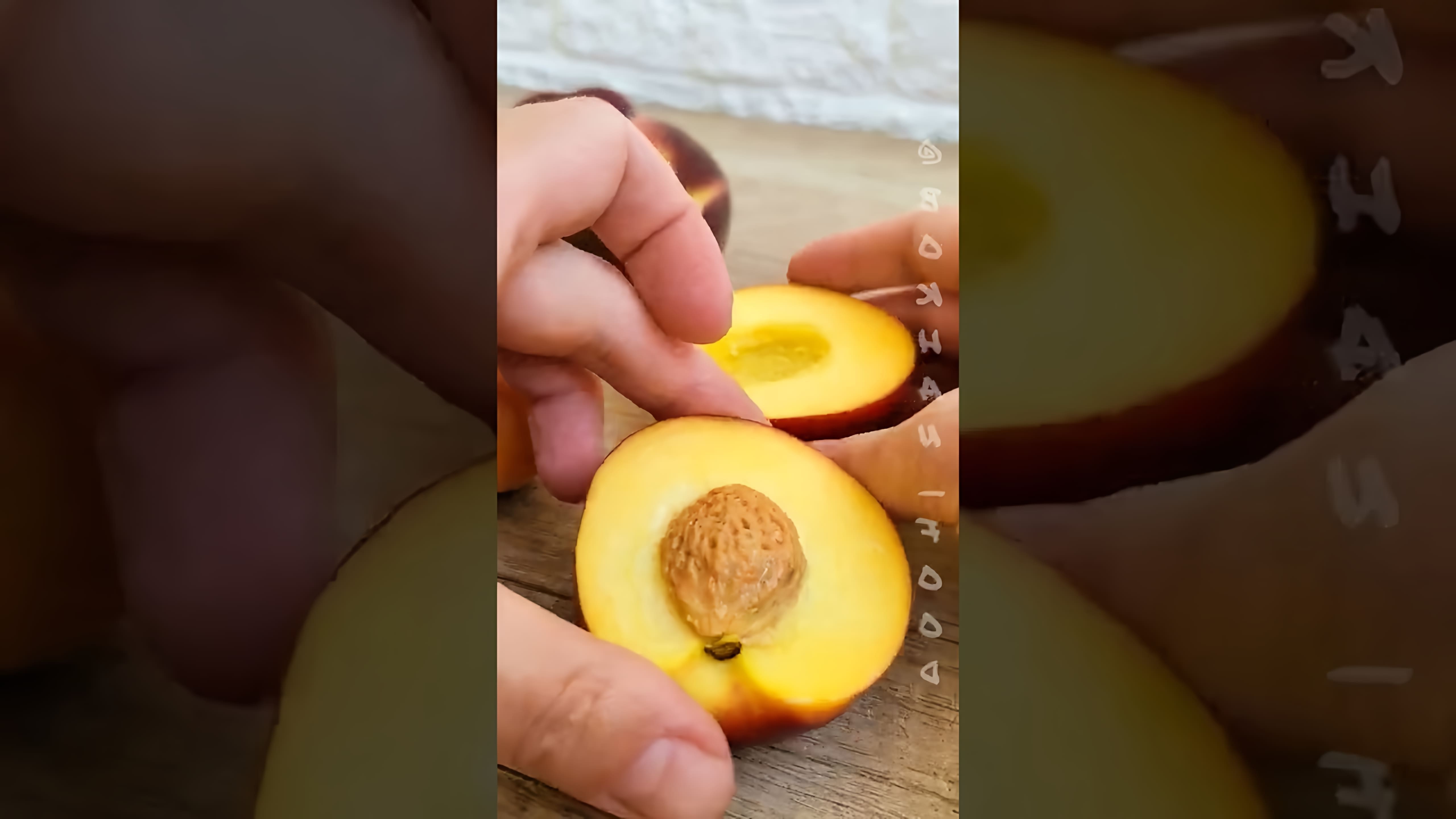 В этом видео-ролике я покажу, как приготовить персиковый коктейль Беллини для вечеринки дома