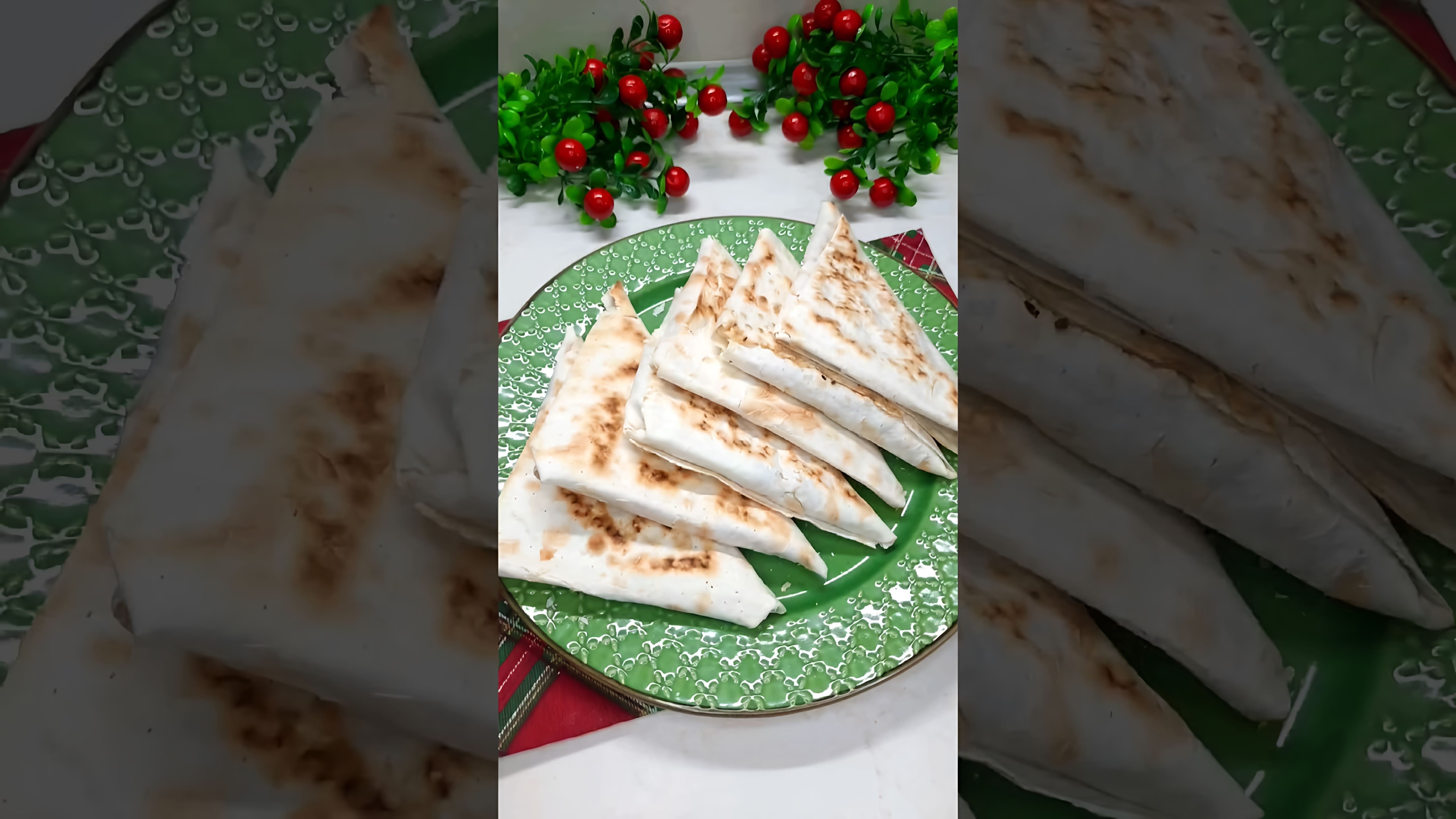 В этом видео-ролике показан быстрый и вкусный завтрак - конвертики с лаваша с сыром и колбасой