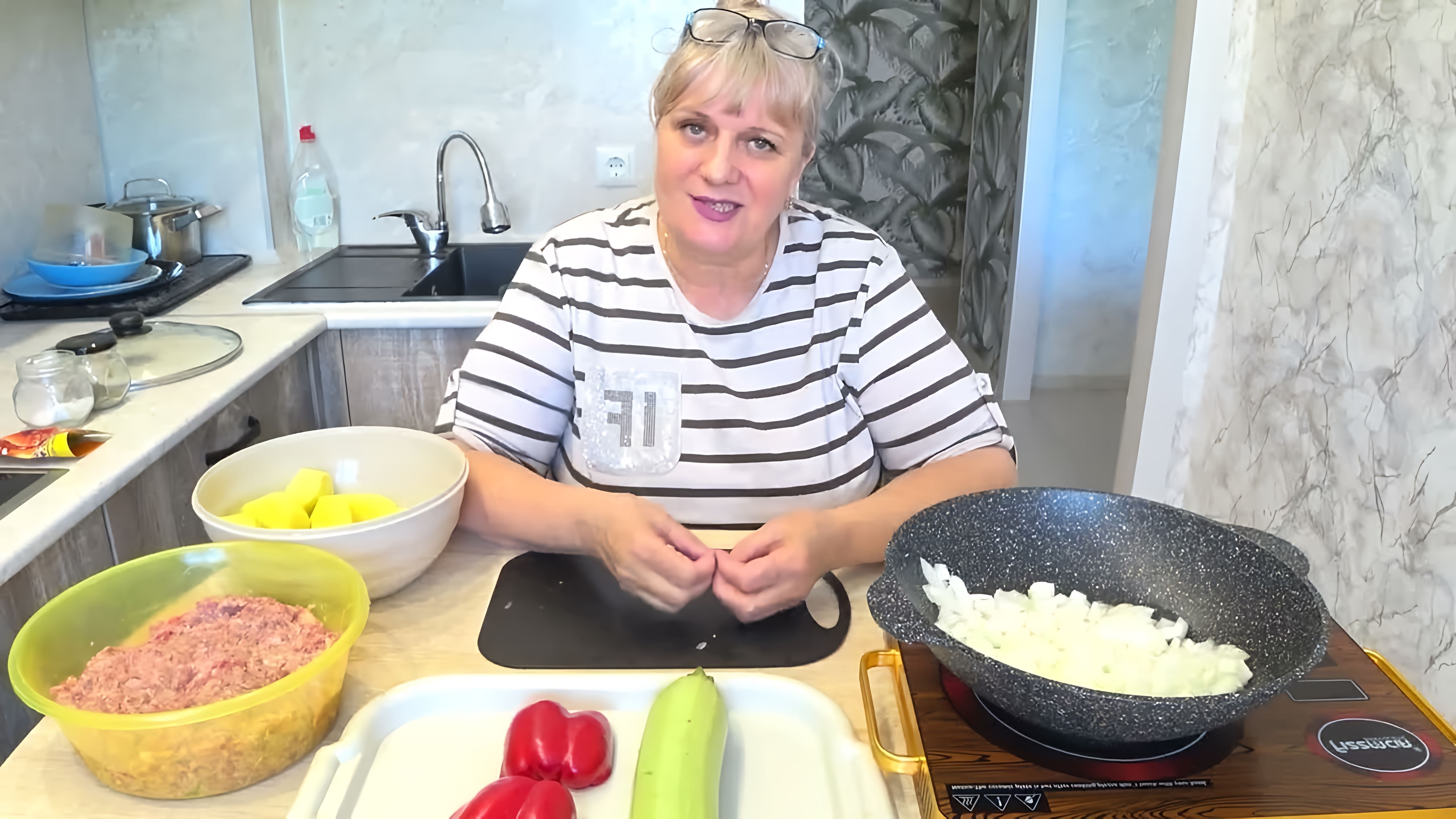 Видео демонстрирует рецепт блюда из картофеля и фарша, которое готовится всего за 30 минут