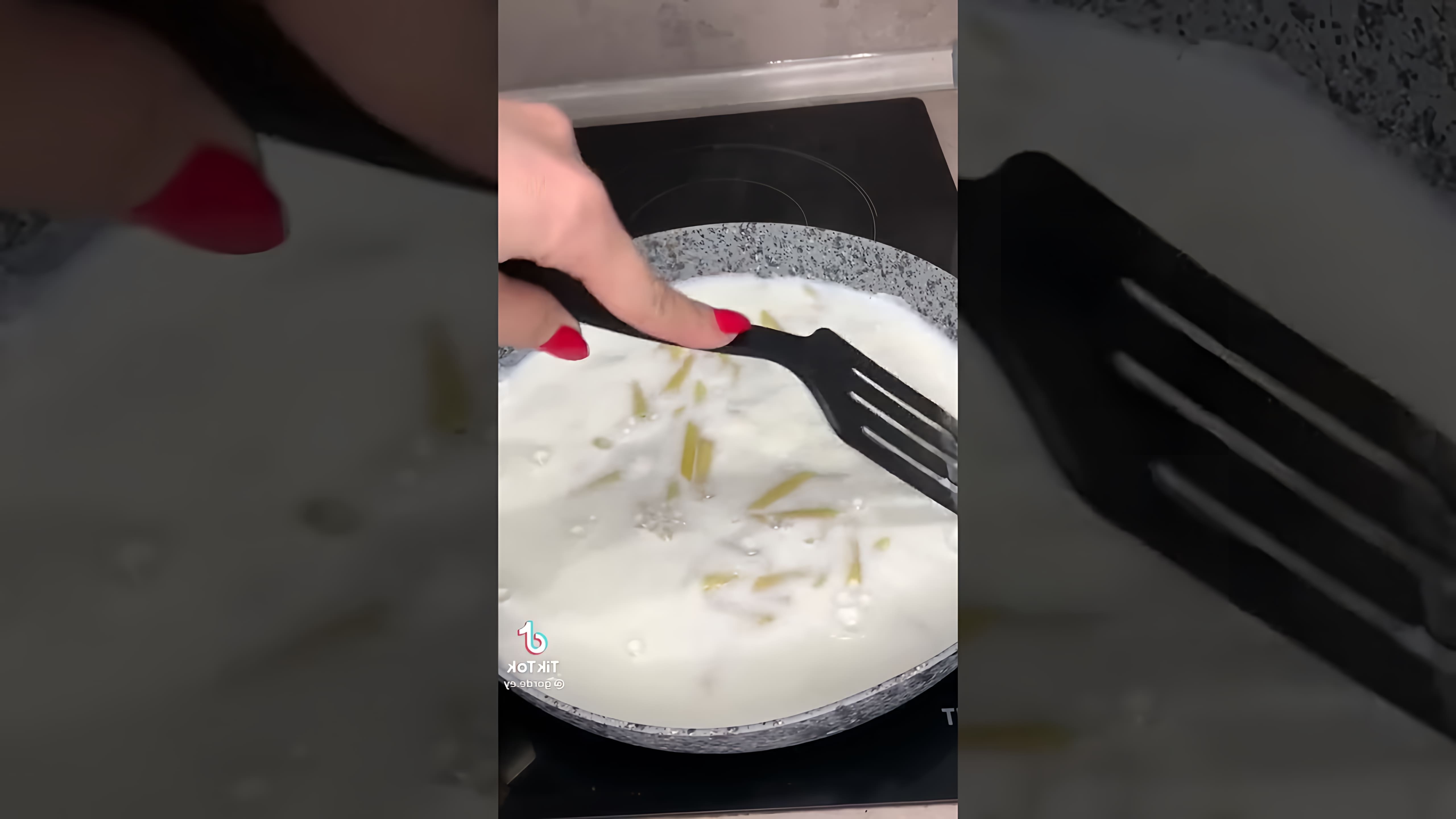 В этом видео демонстрируется рецепт приготовления макарон с сыром