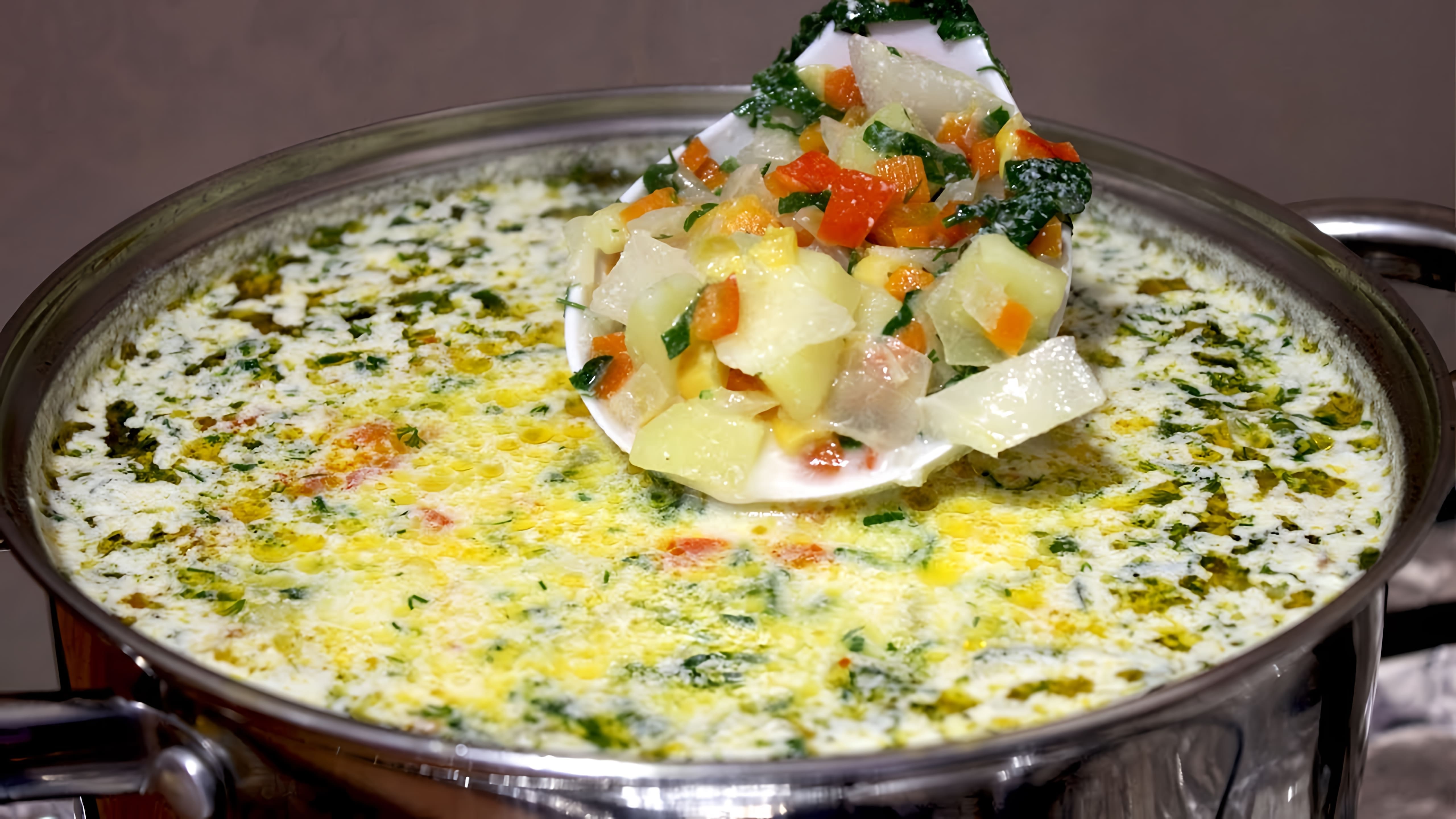 В этом видео демонстрируется процесс приготовления овощного супа с капустой, кукурузой и сливками