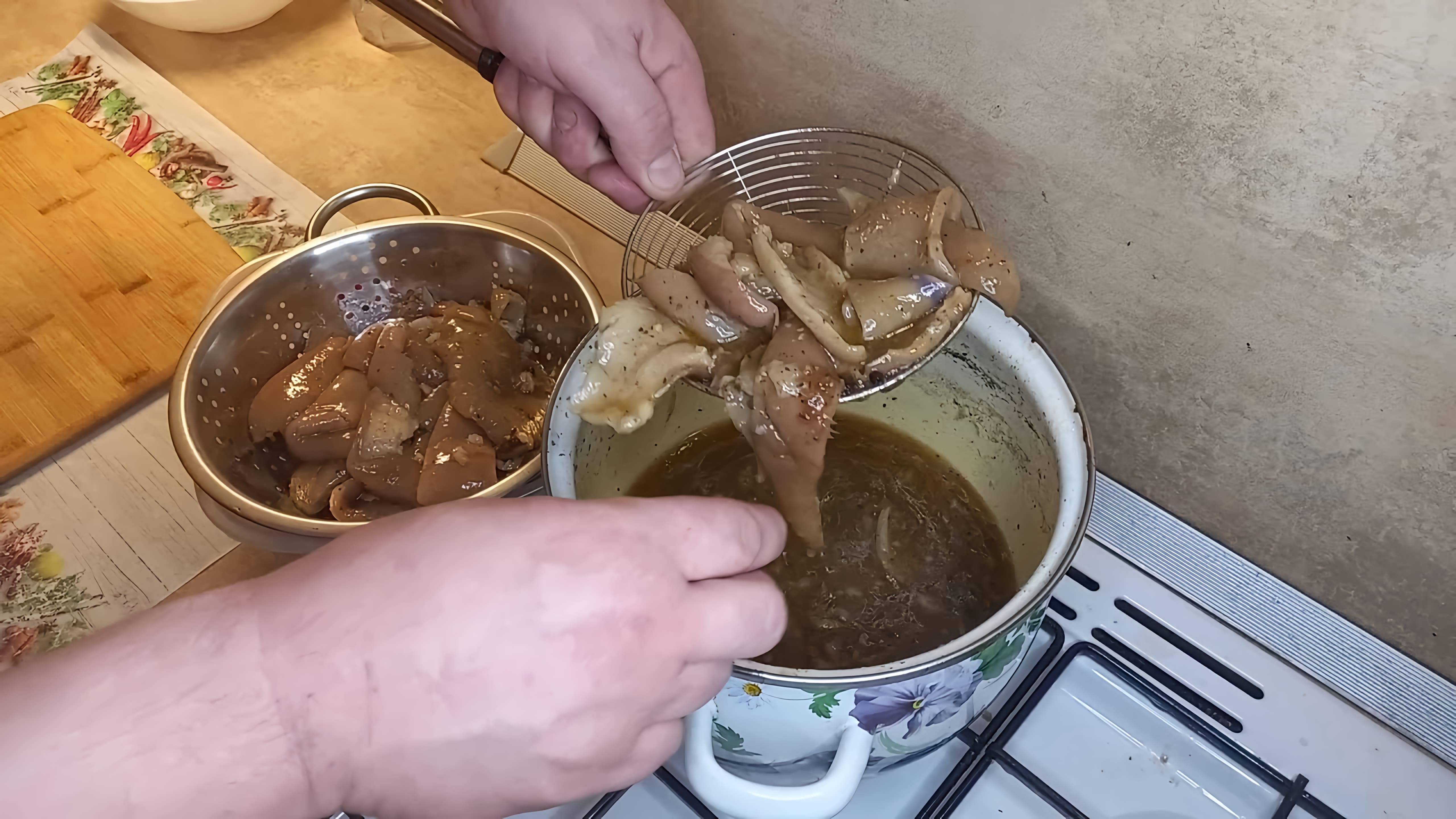 В этом видео демонстрируется процесс приготовления свиной шкурки в качестве закуски