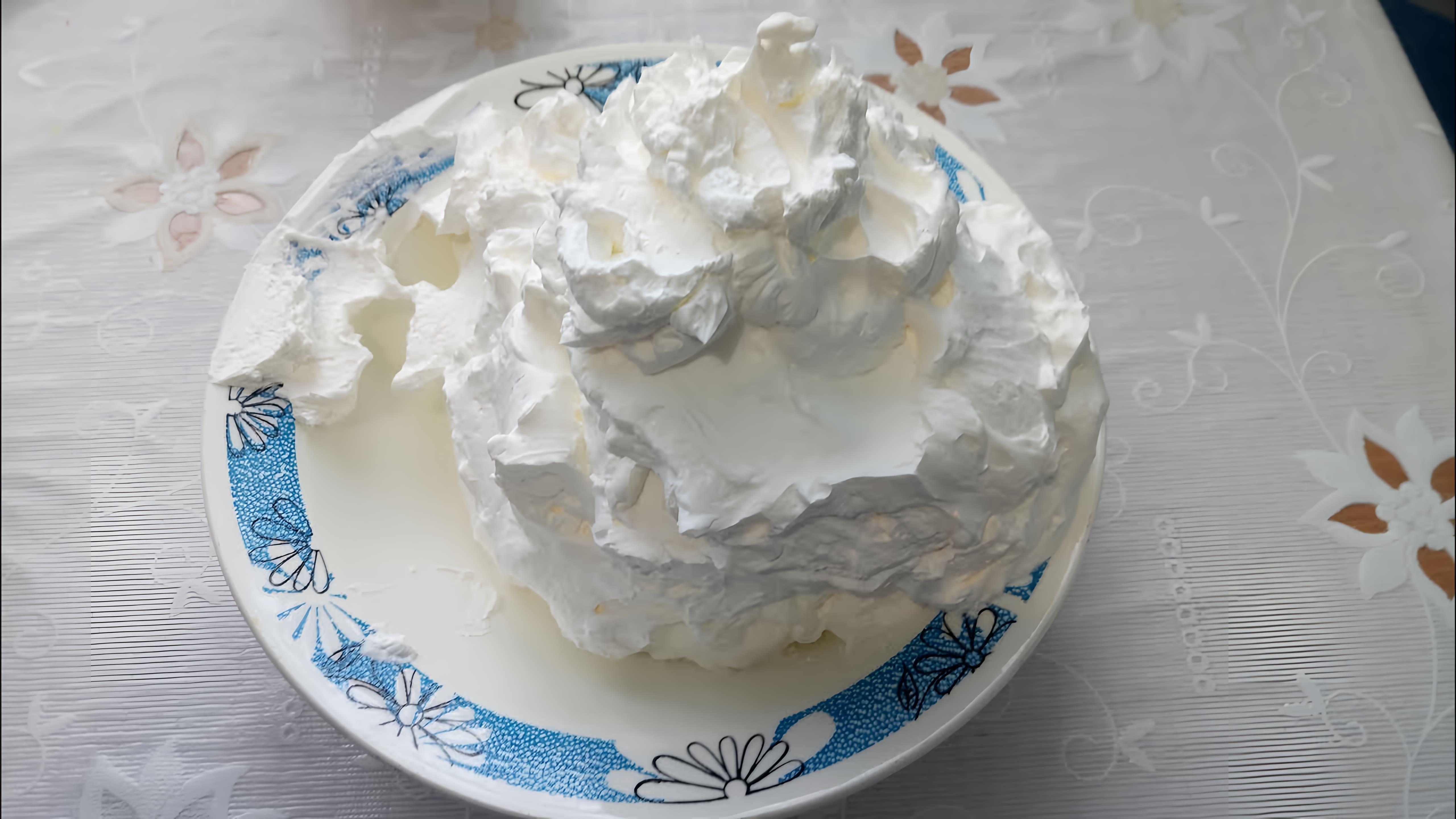 В этом видео демонстрируется использование крема "Шантипак" для приготовления тортов и других десертов