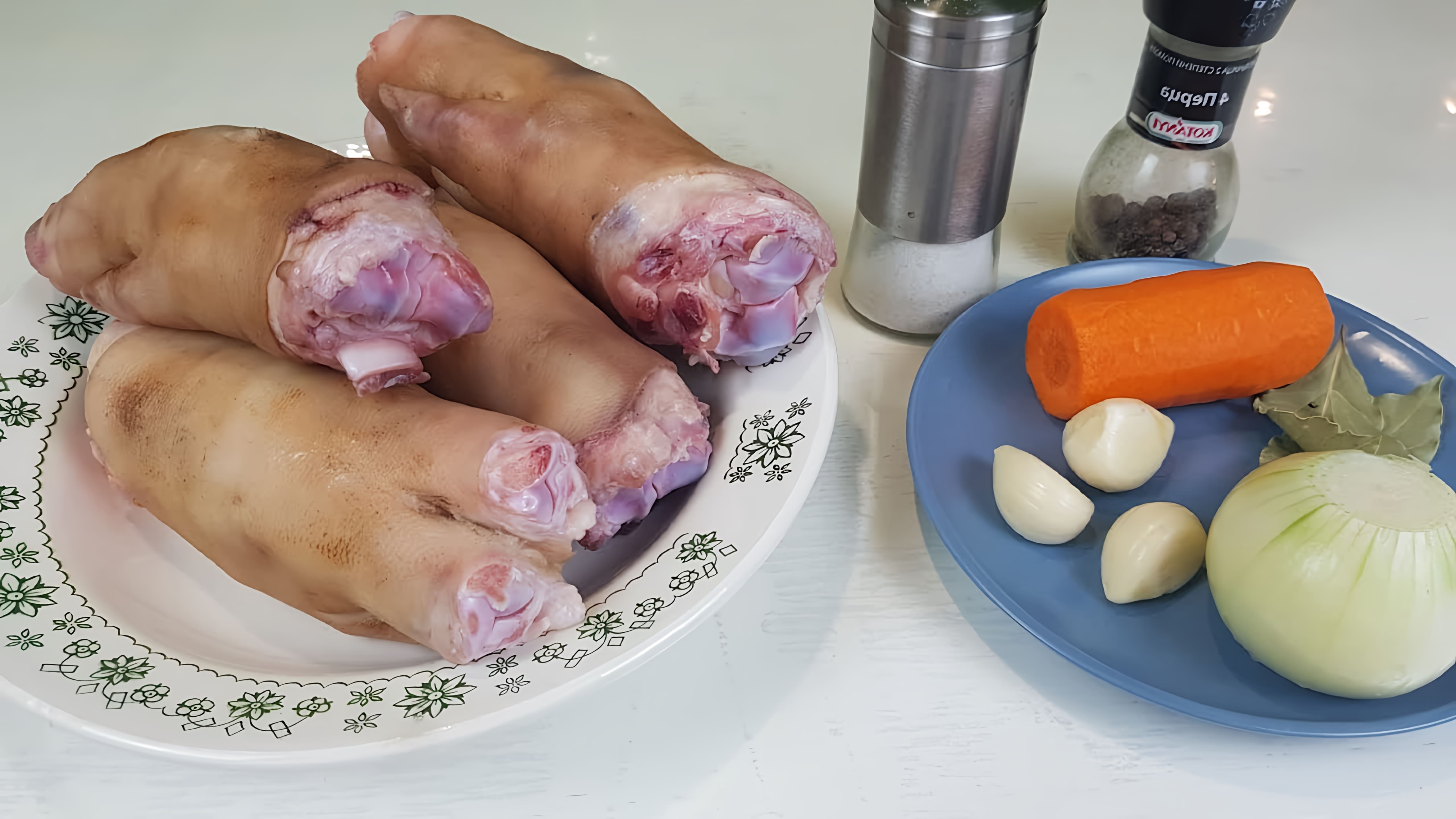 В этом видео-ролике рассказывается о том, как с возрастом начала готовить свиные ноги и почему это может быть полезно для людей с проблемными суставами