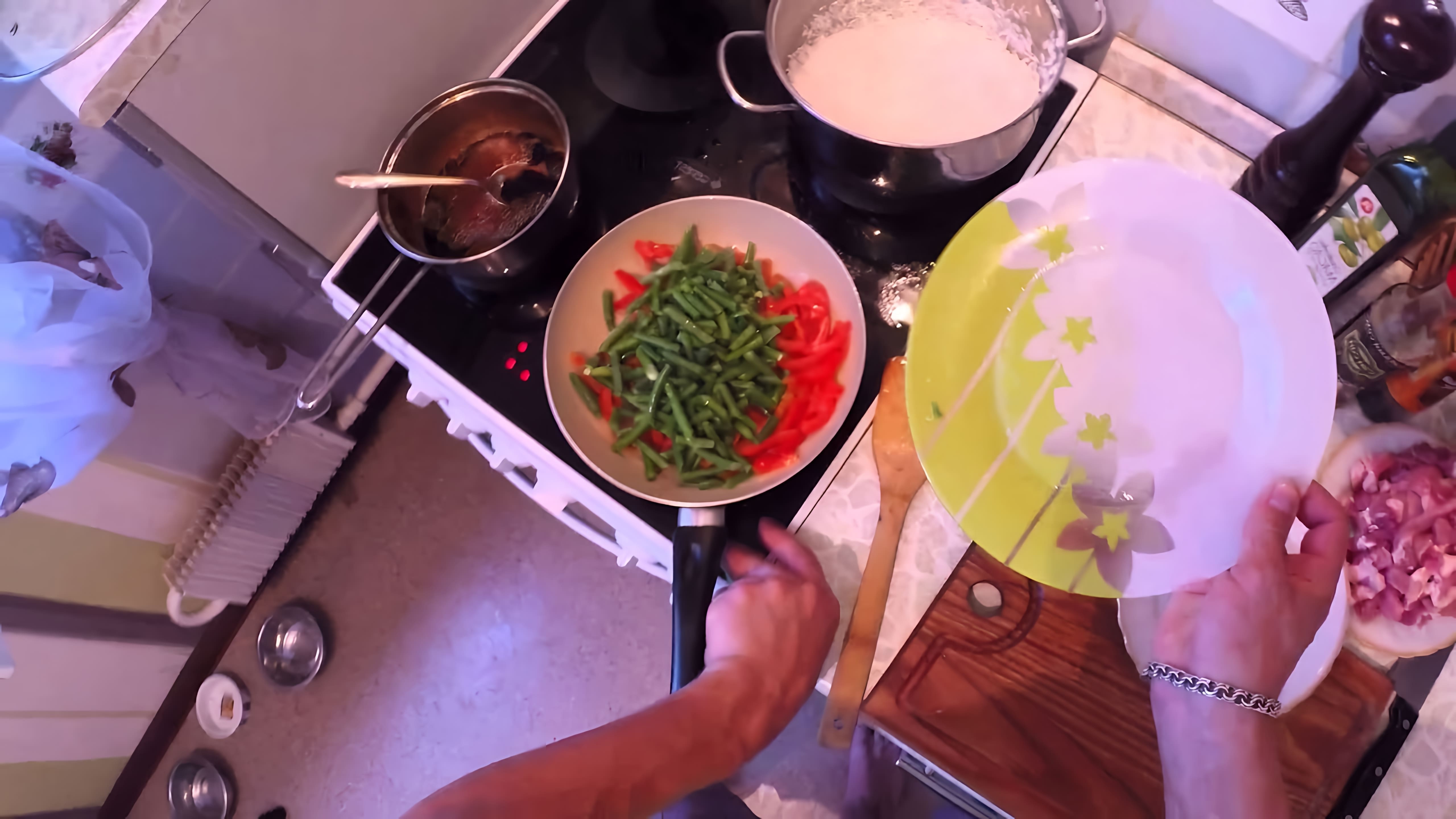 В этом видеоролике Рома и Лена показывают, как приготовить вкусный рис с тайским акцентом