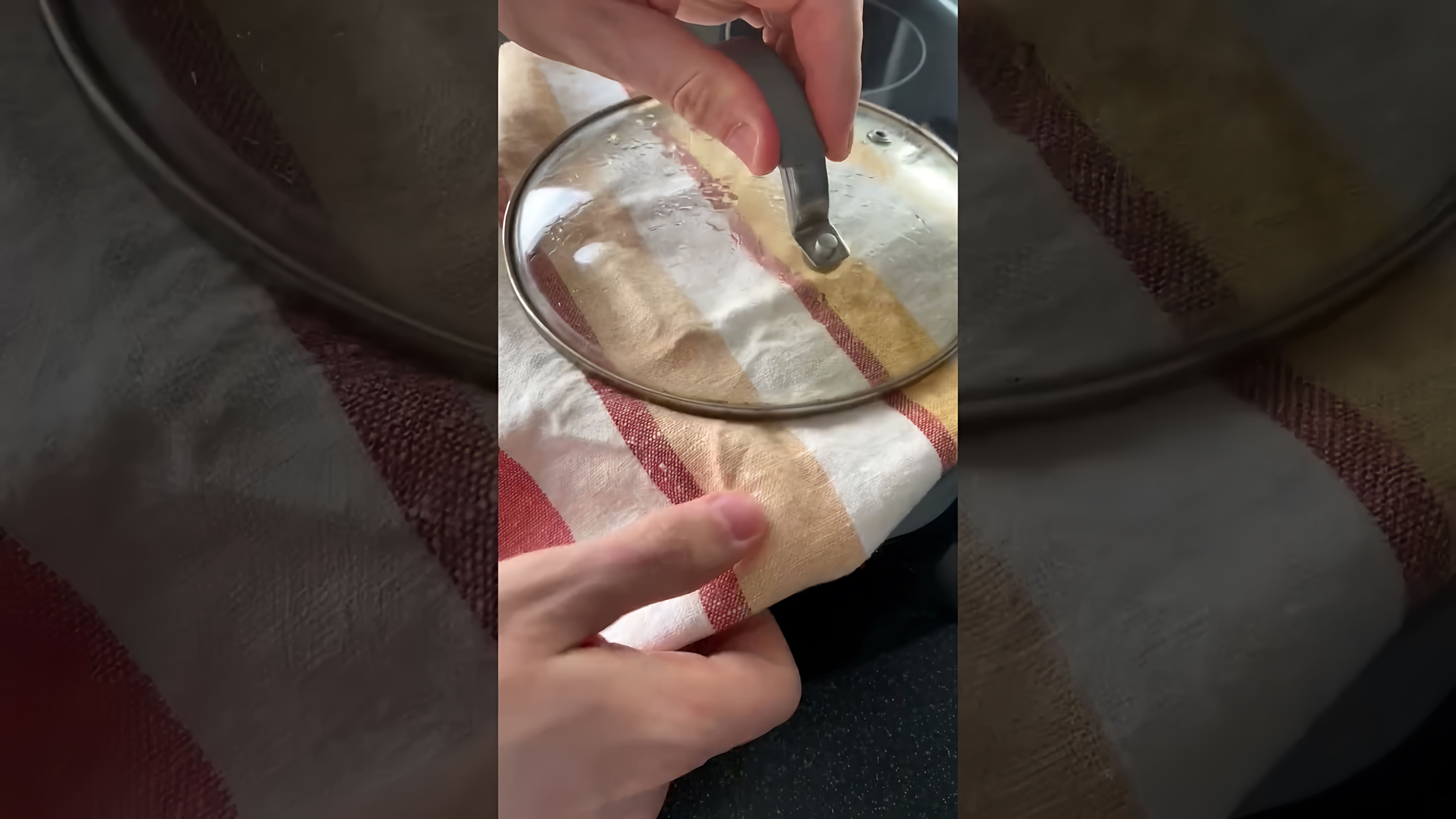 В этом видео демонстрируется процесс приготовления идеального риса для домашних роллов и онгири