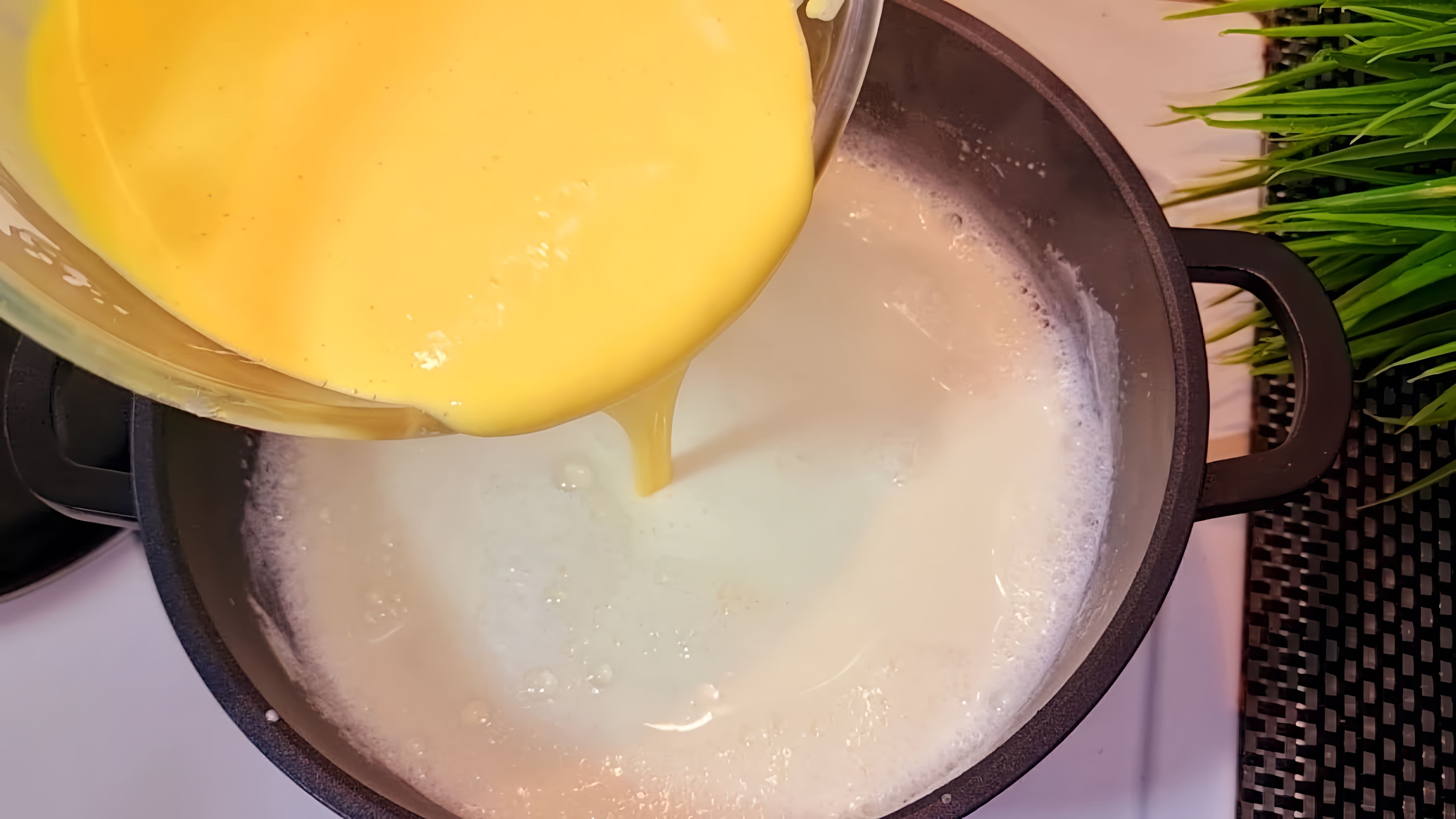 В этом видео демонстрируется процесс приготовления домашнего сыра из трех ингредиентов