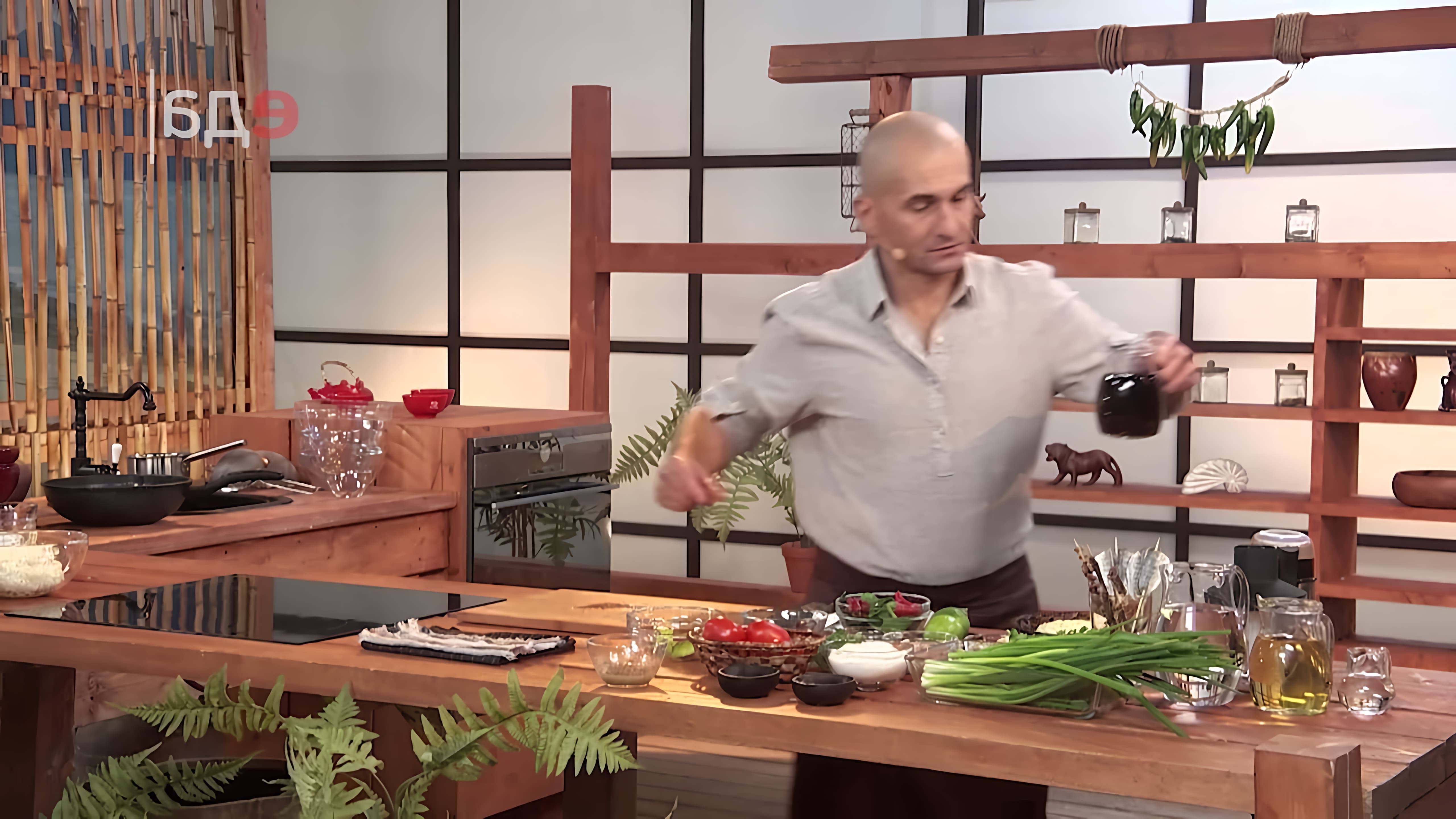В этом видео шеф-повар Леонид готовит салат "Ям Тэнг Куа" из огурцов и помидоров
