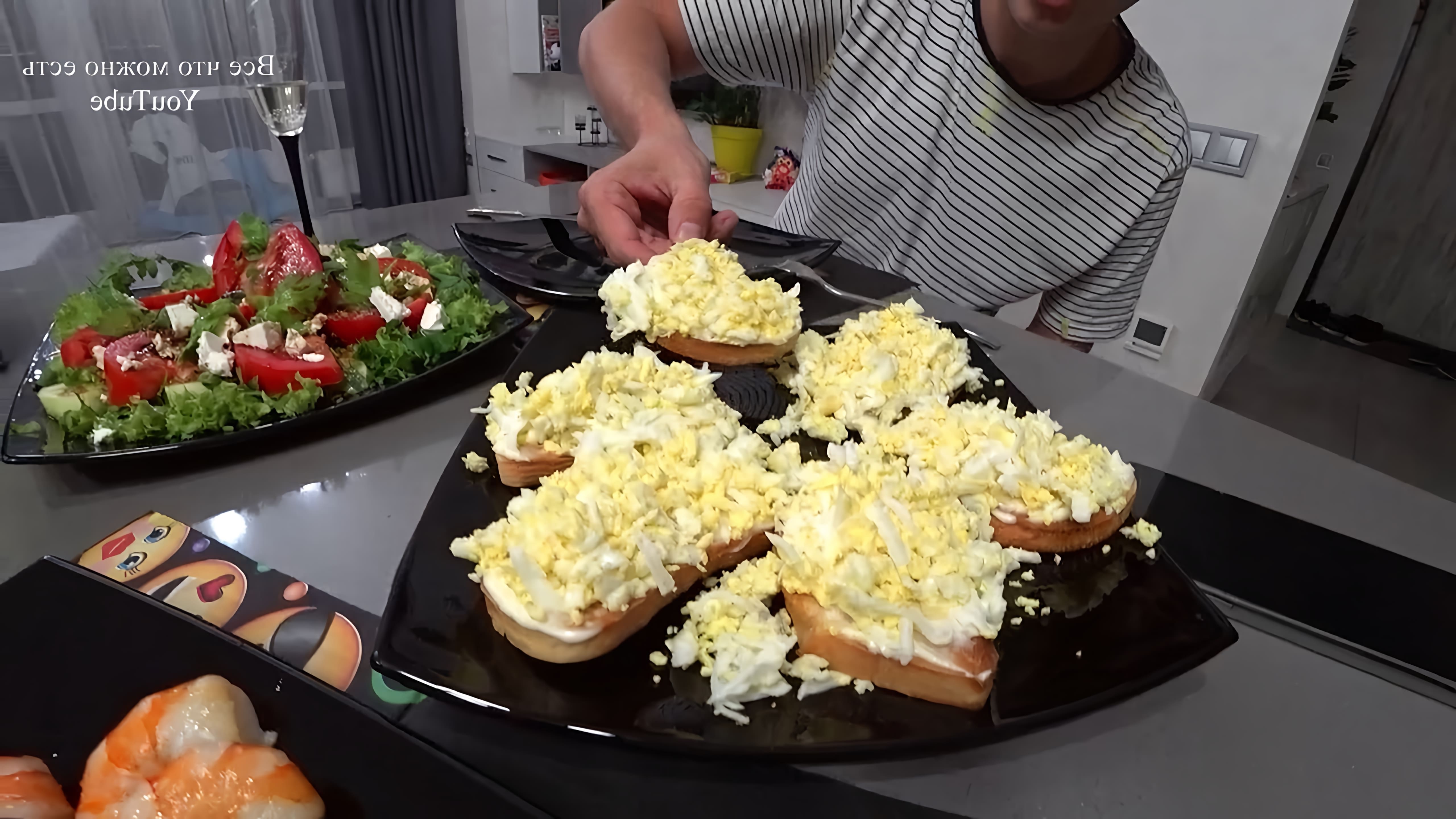 В этом видео демонстрируется рецепт приготовления гренков с яйцом и майонезом с чесноком