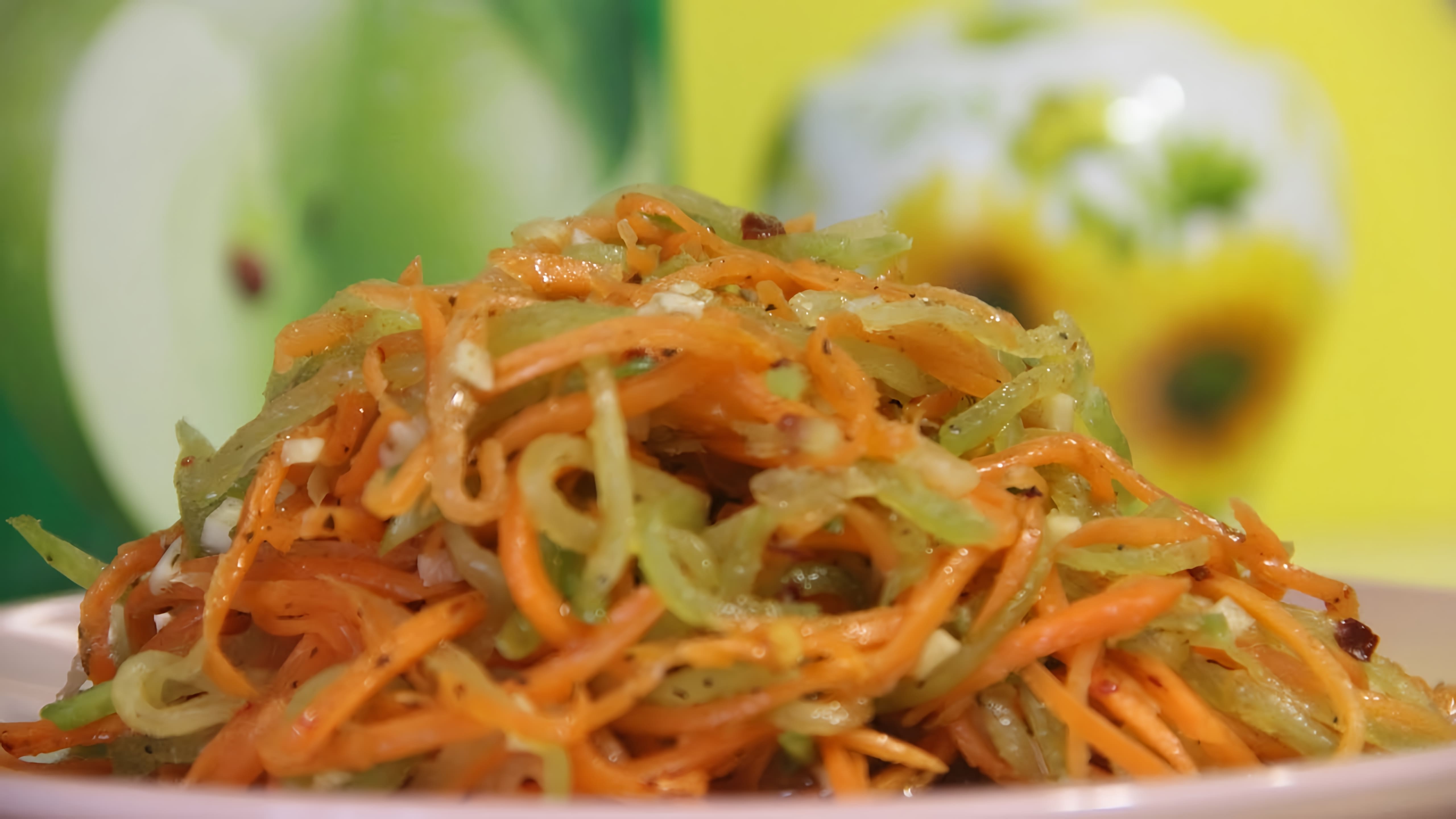 В этом видео демонстрируется процесс приготовления корейского салата из моркови с зеленой редькой