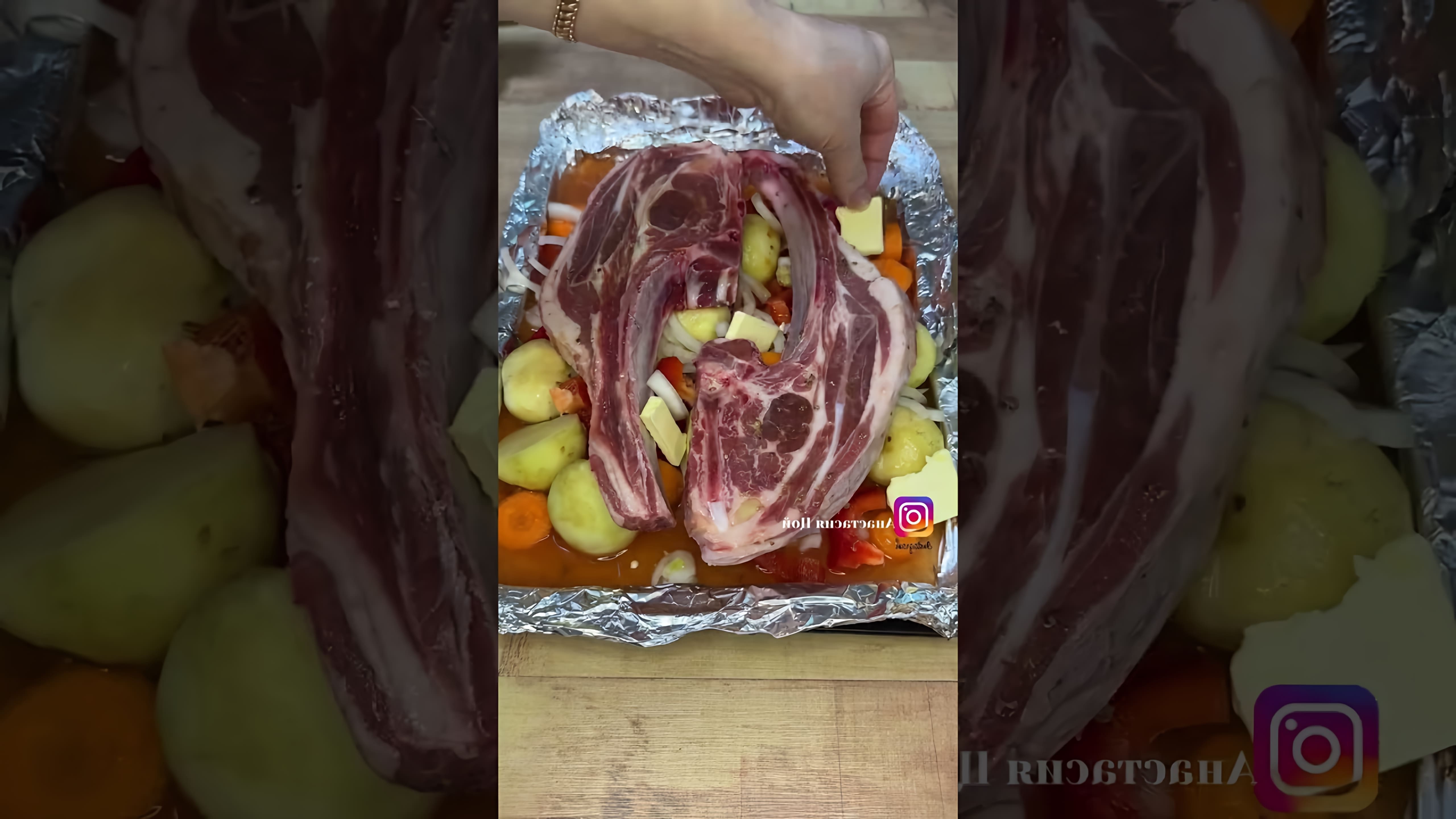 В этом видео демонстрируется процесс приготовления бараньей корейки с молодой картошкой
