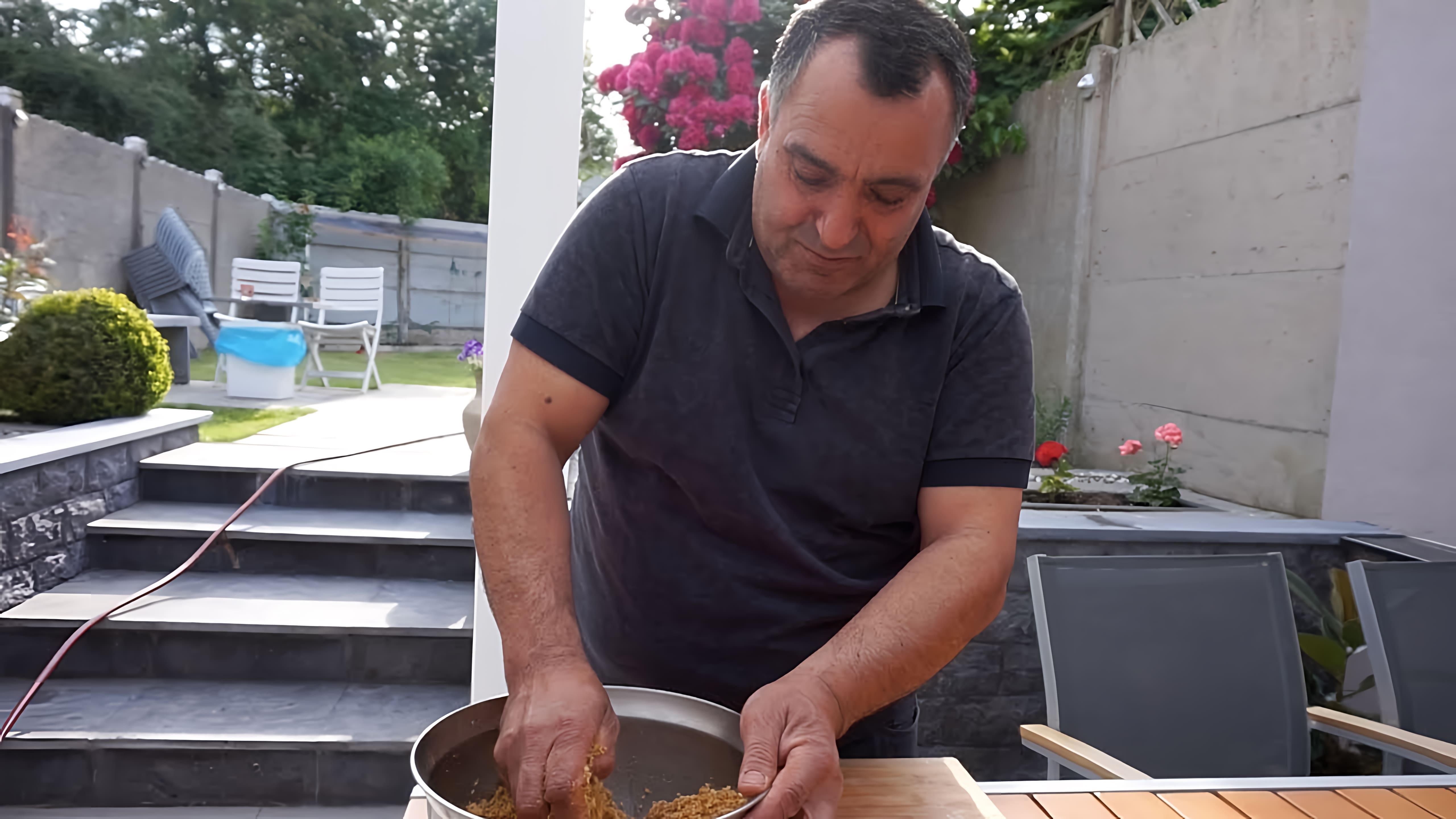 В этом видео автор готовит сациви - грузинский соус из индейки
