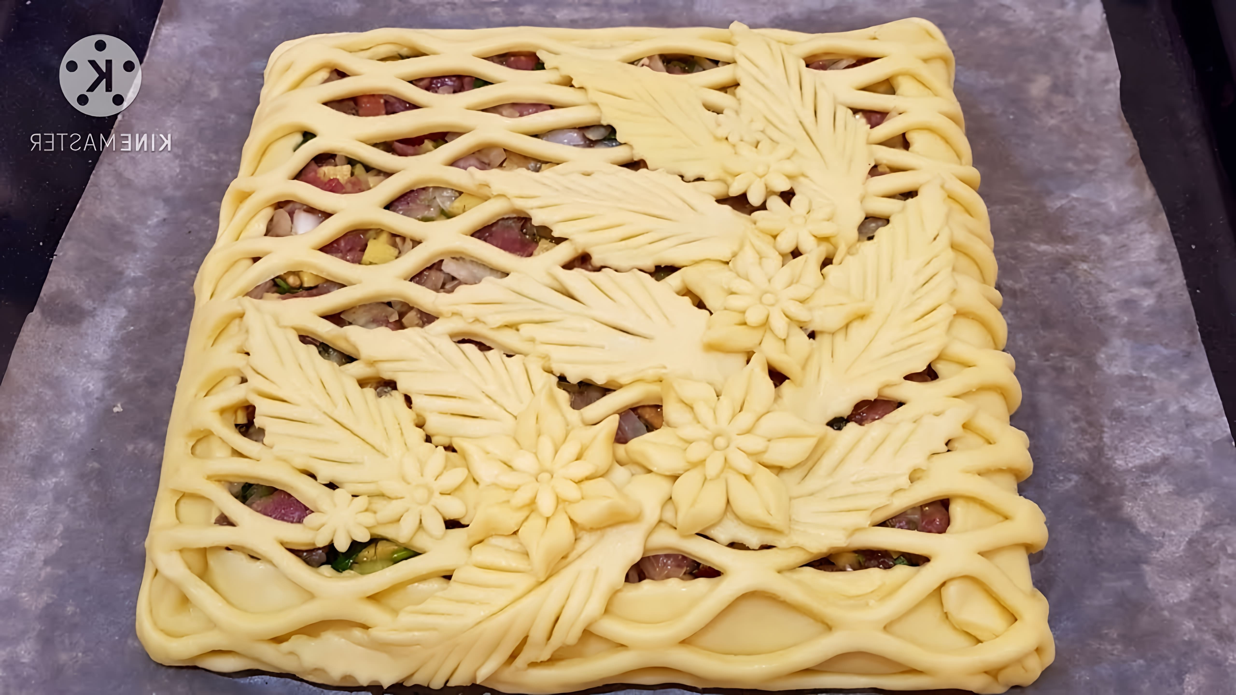 В данном видео демонстрируется процесс приготовления пирога из простых продуктов
