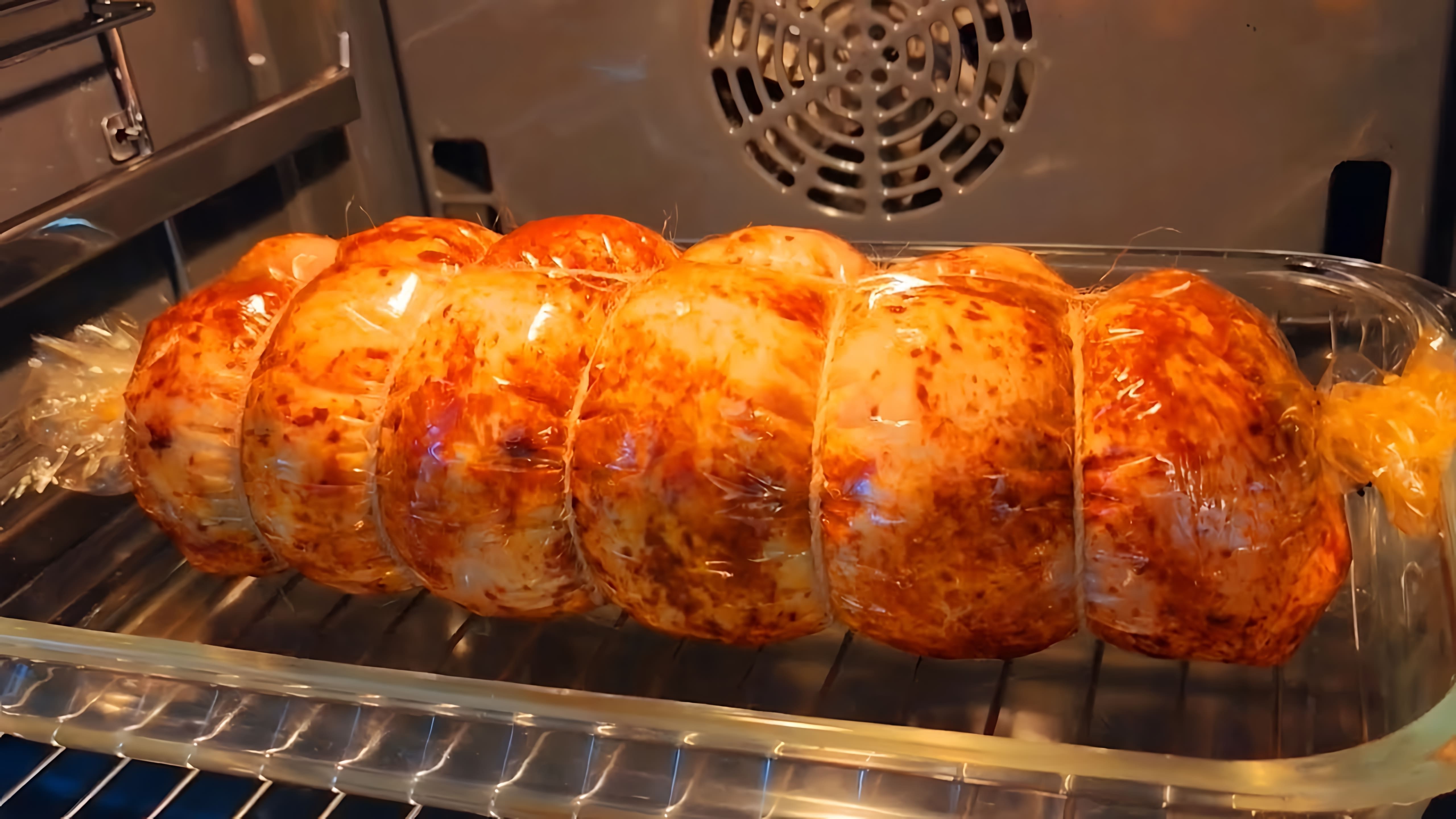 В этом видео демонстрируется рецепт приготовления мясного рулета на праздничный стол