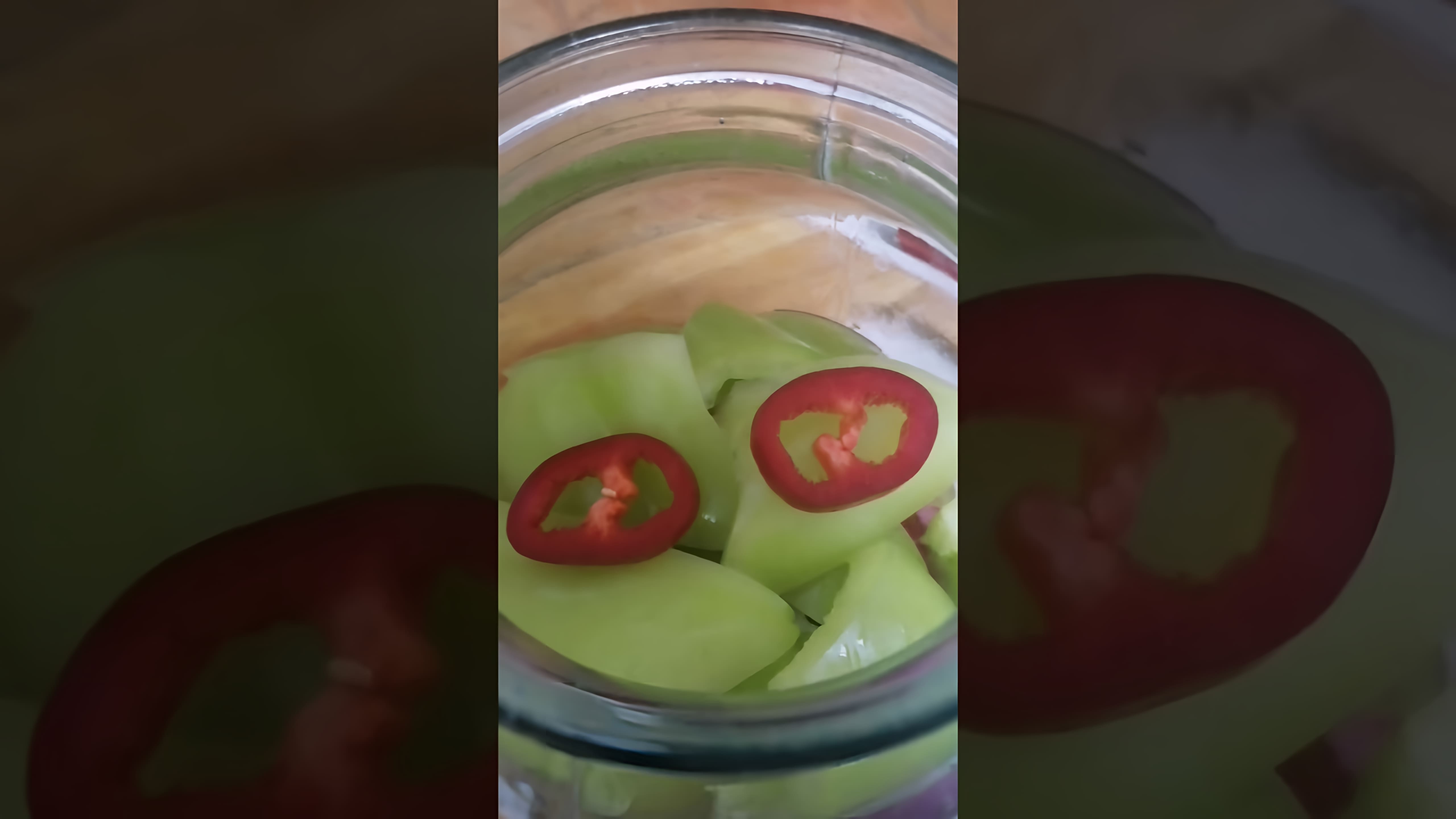 В этом видео демонстрируется процесс приготовления салата из помидор, перца и петрушки на зиму