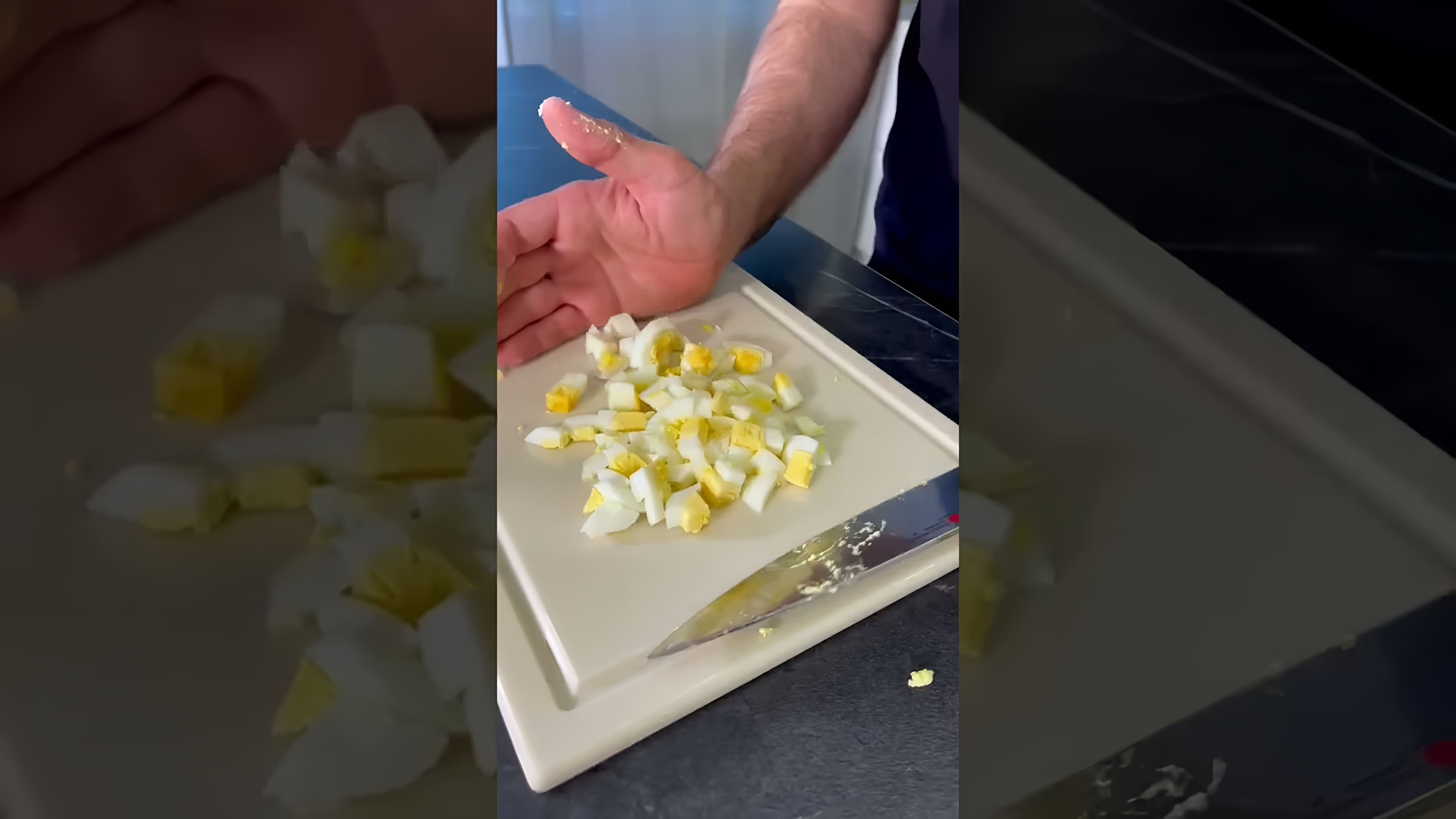 В этом видео демонстрируется процесс приготовления салата-закуски из печени трески