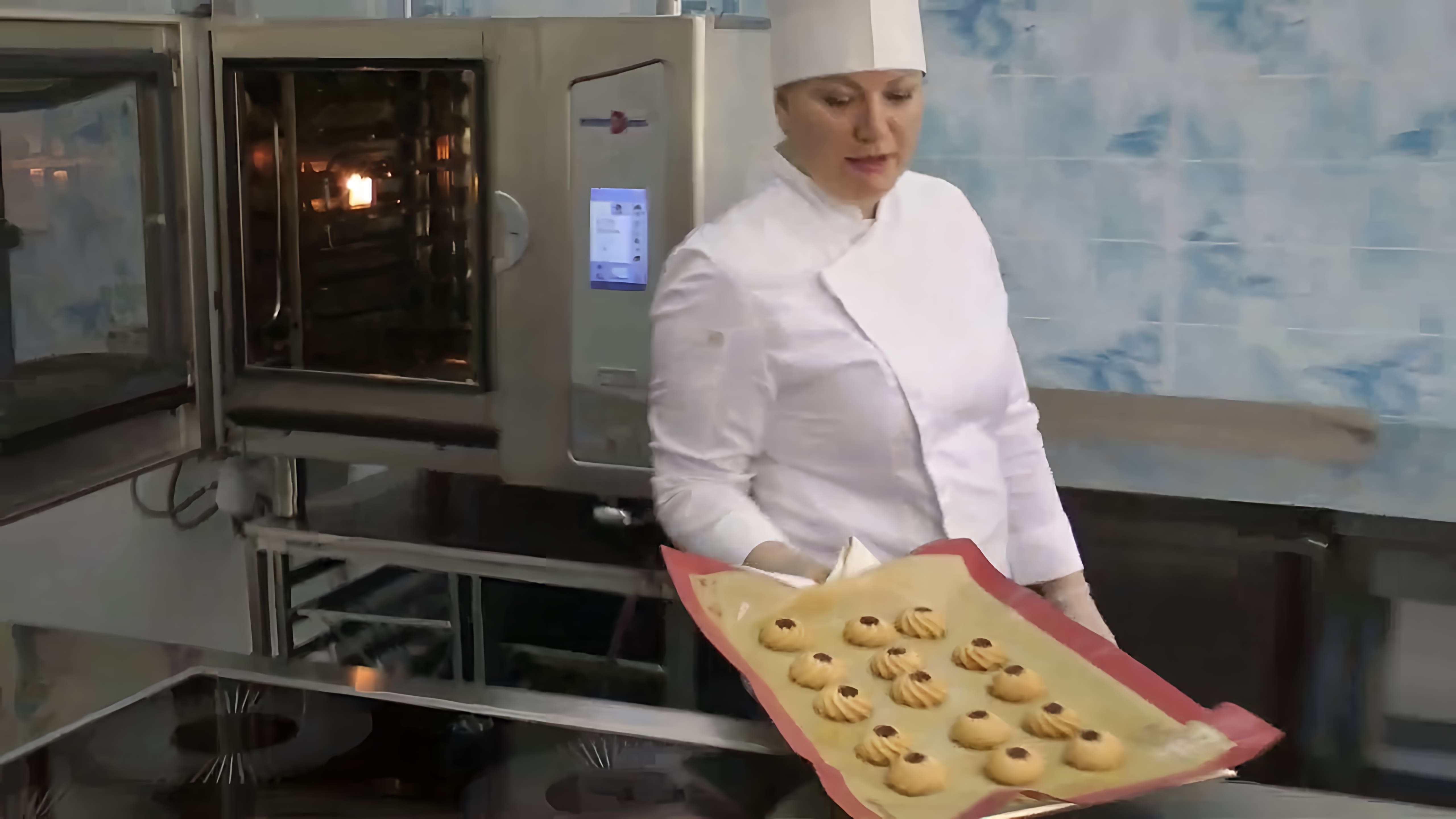 В данном видео мастер-классе "Песочное печенье Курабье" демонстрируется процесс приготовления печенья