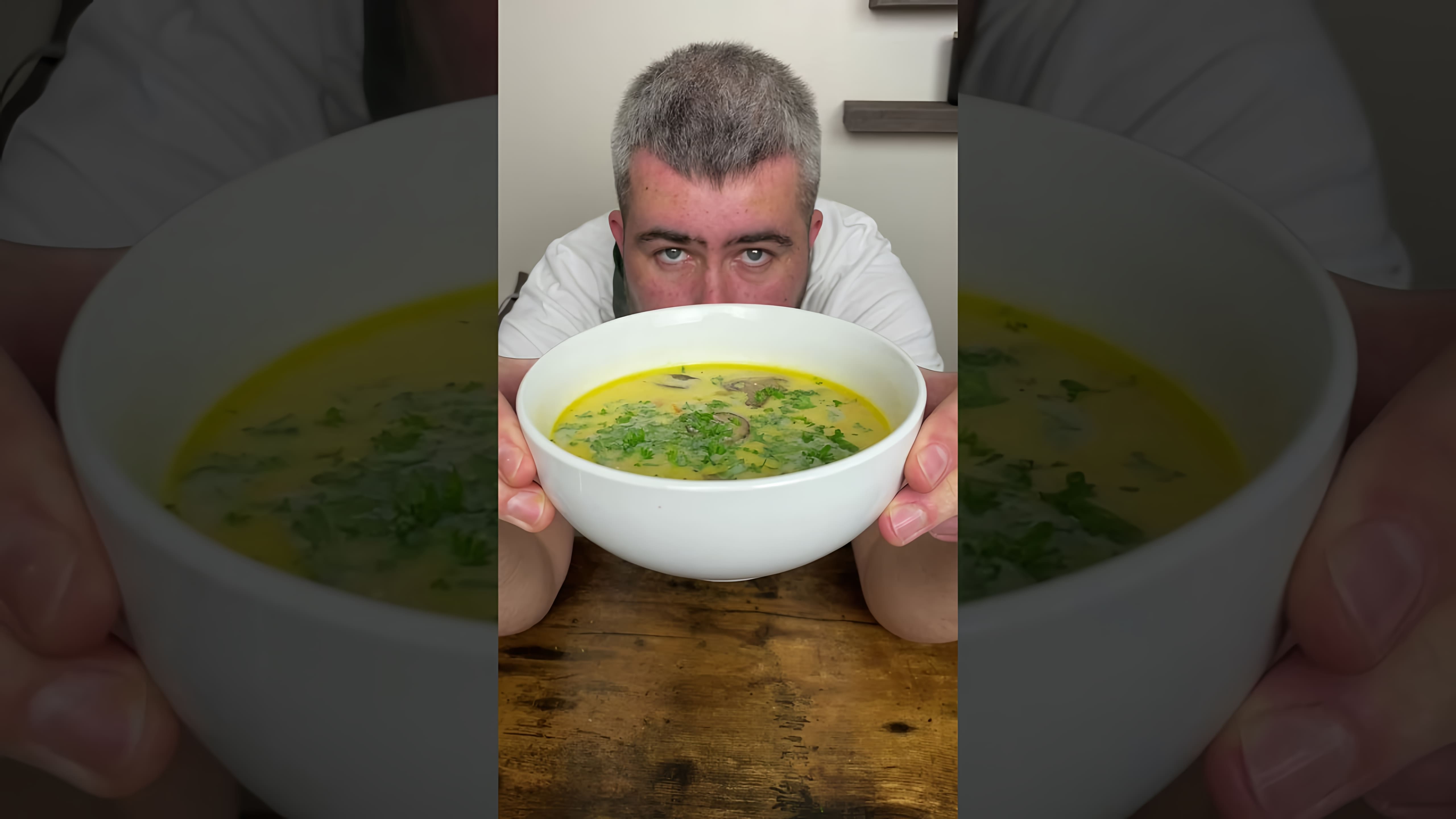 В этом видео демонстрируется процесс приготовления сырного супа с куриной грудкой