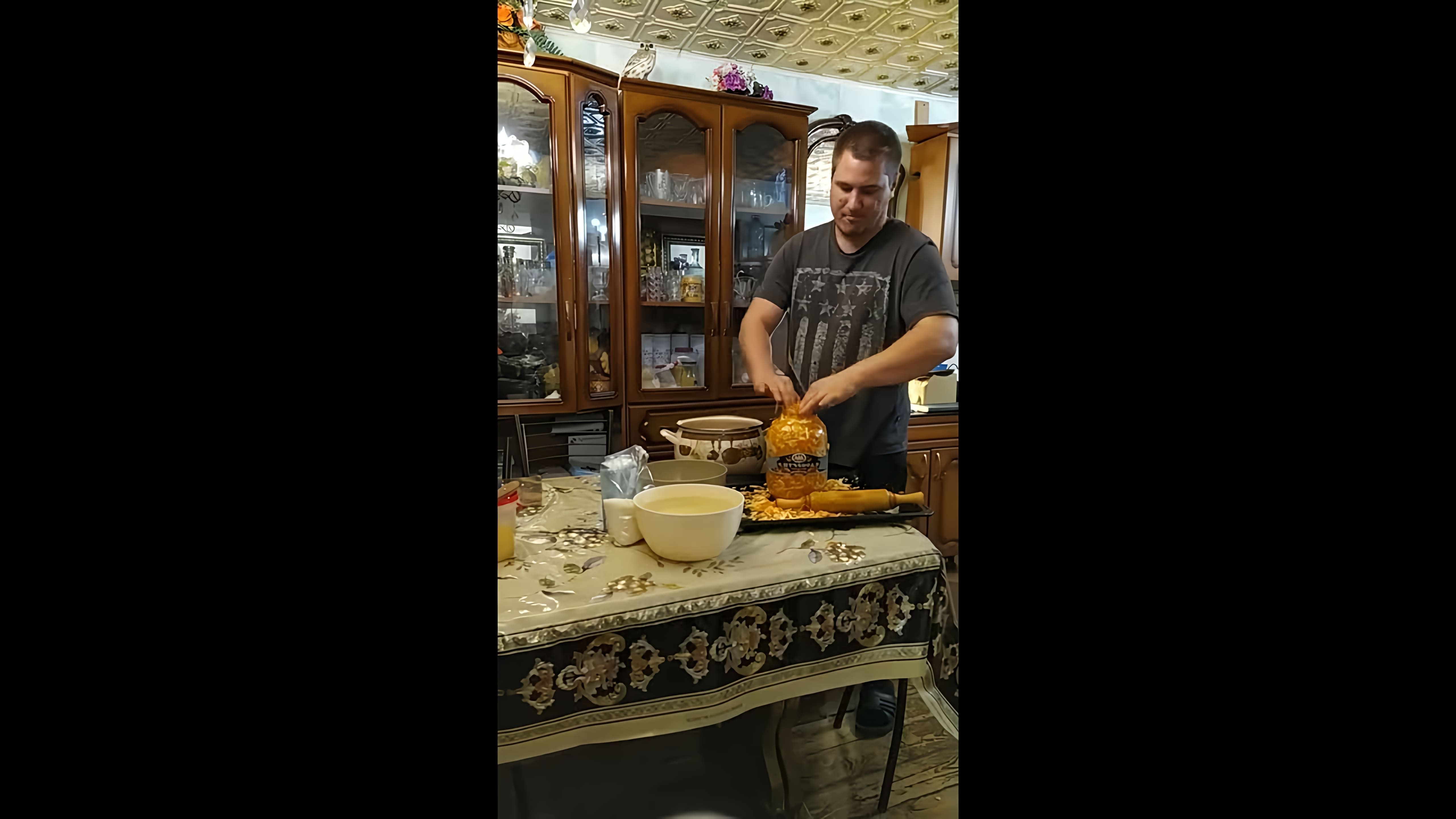 В этом видео демонстрируется процесс приготовления квашеной капусты по старинному рецепту