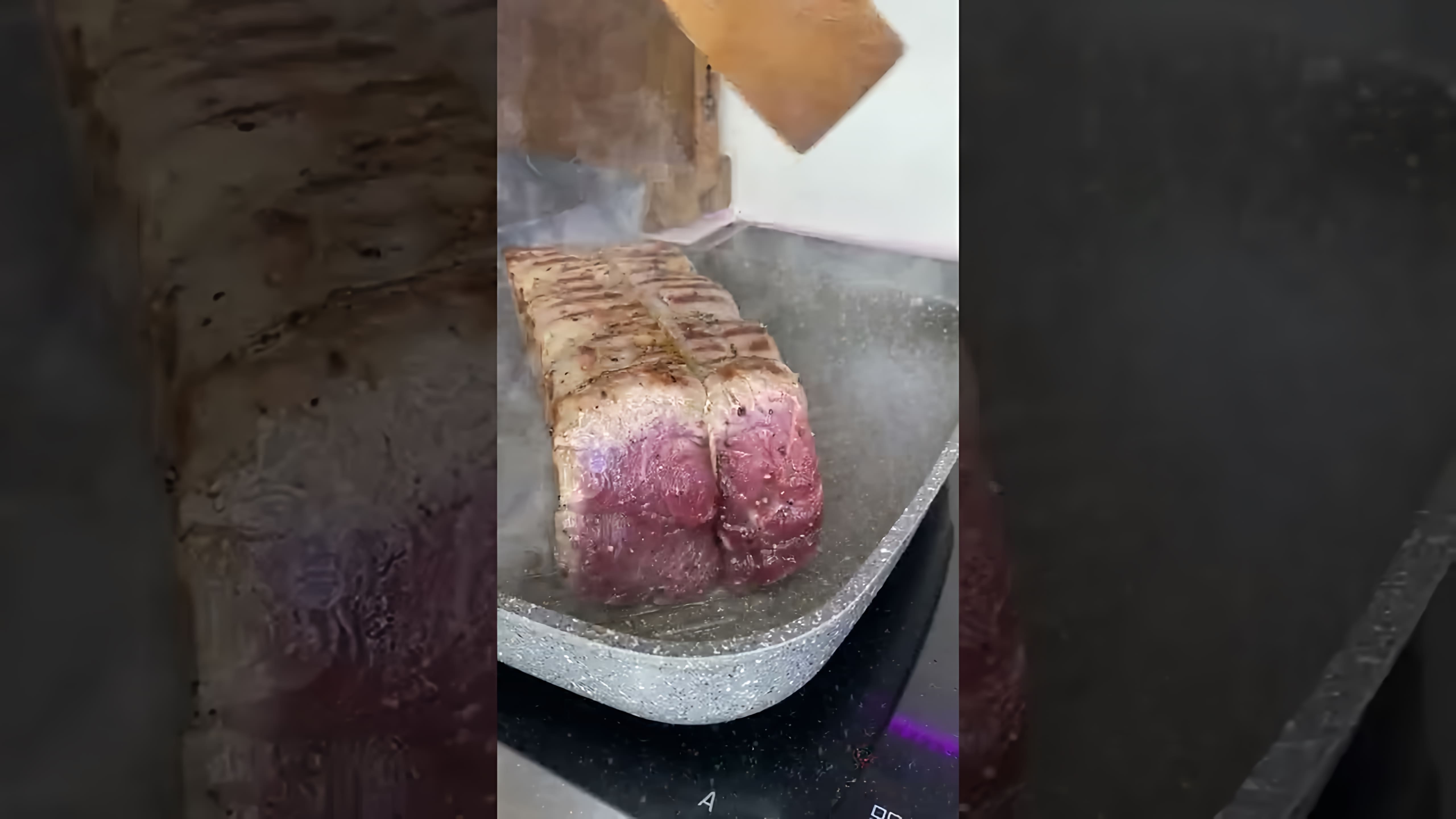 В этом видео демонстрируется процесс приготовления ростбифа - запеченного куска говядины