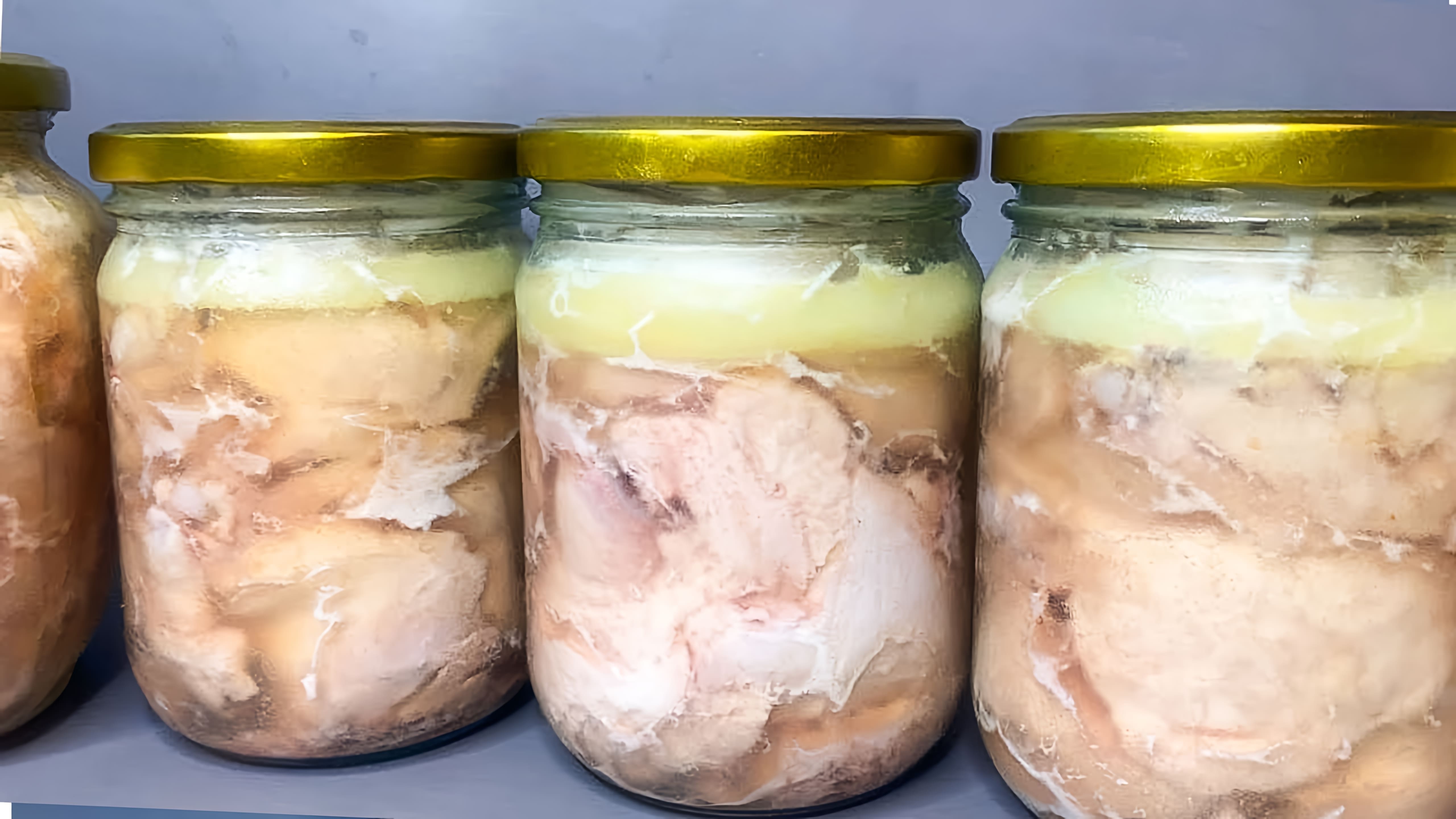 В этом видео демонстрируется процесс приготовления домашней тушенки из курицы