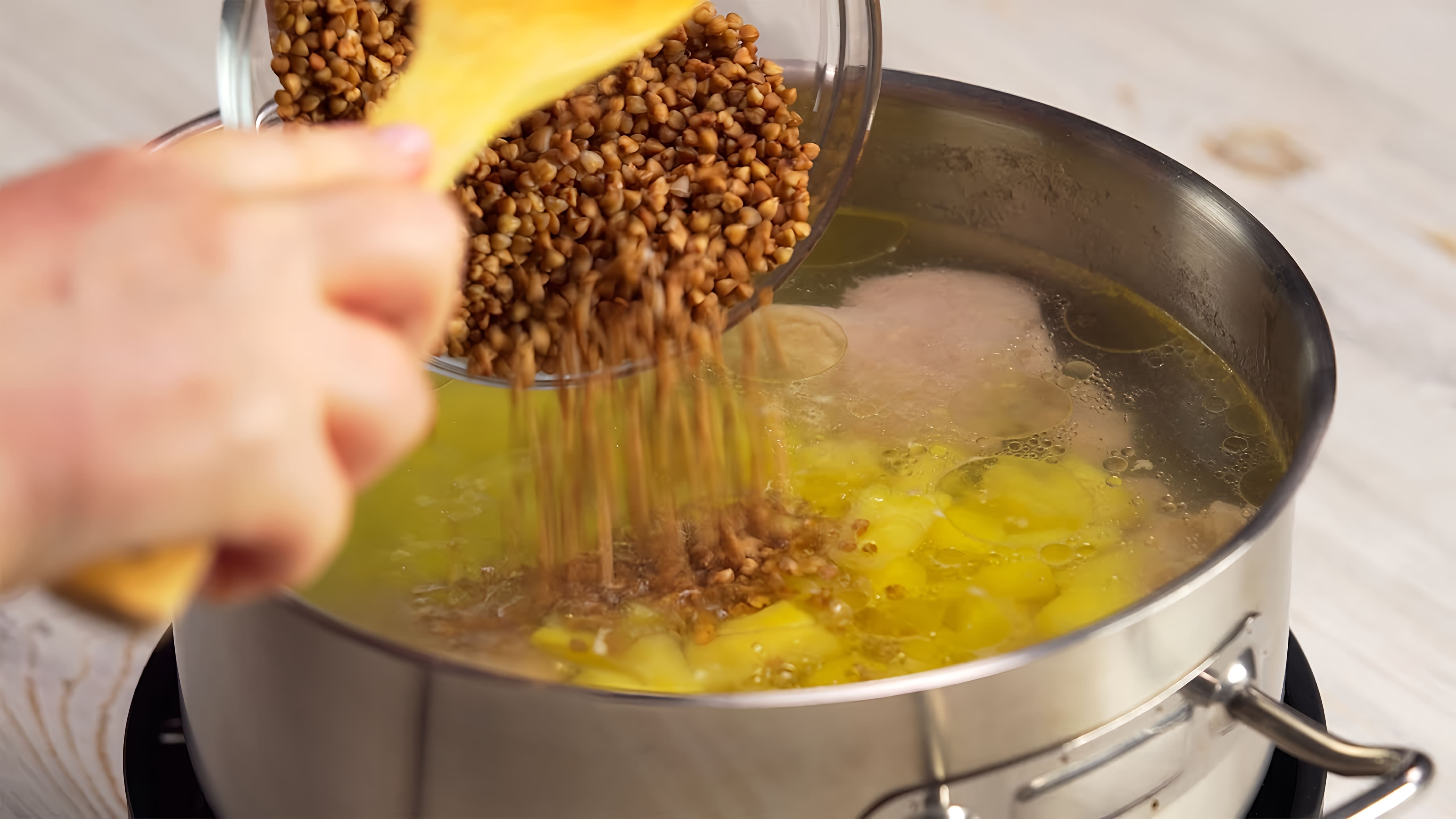 В этом видео показаны рецепты четырех вкусных супов с крупами