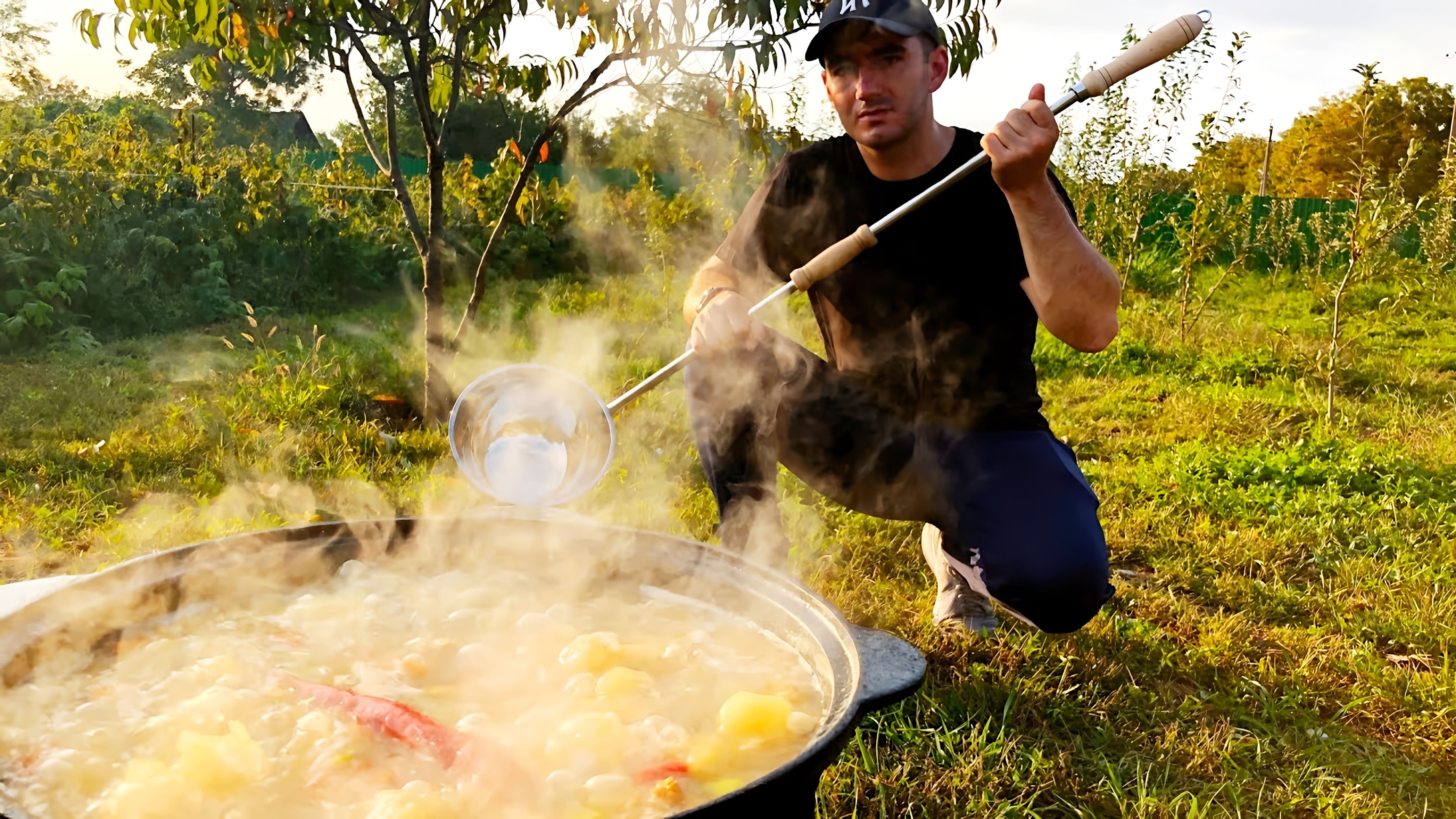 В этом видео демонстрируется процесс приготовления шулюма - блюда, которое, по словам автора, способно "поднять ваш желудок с того света"