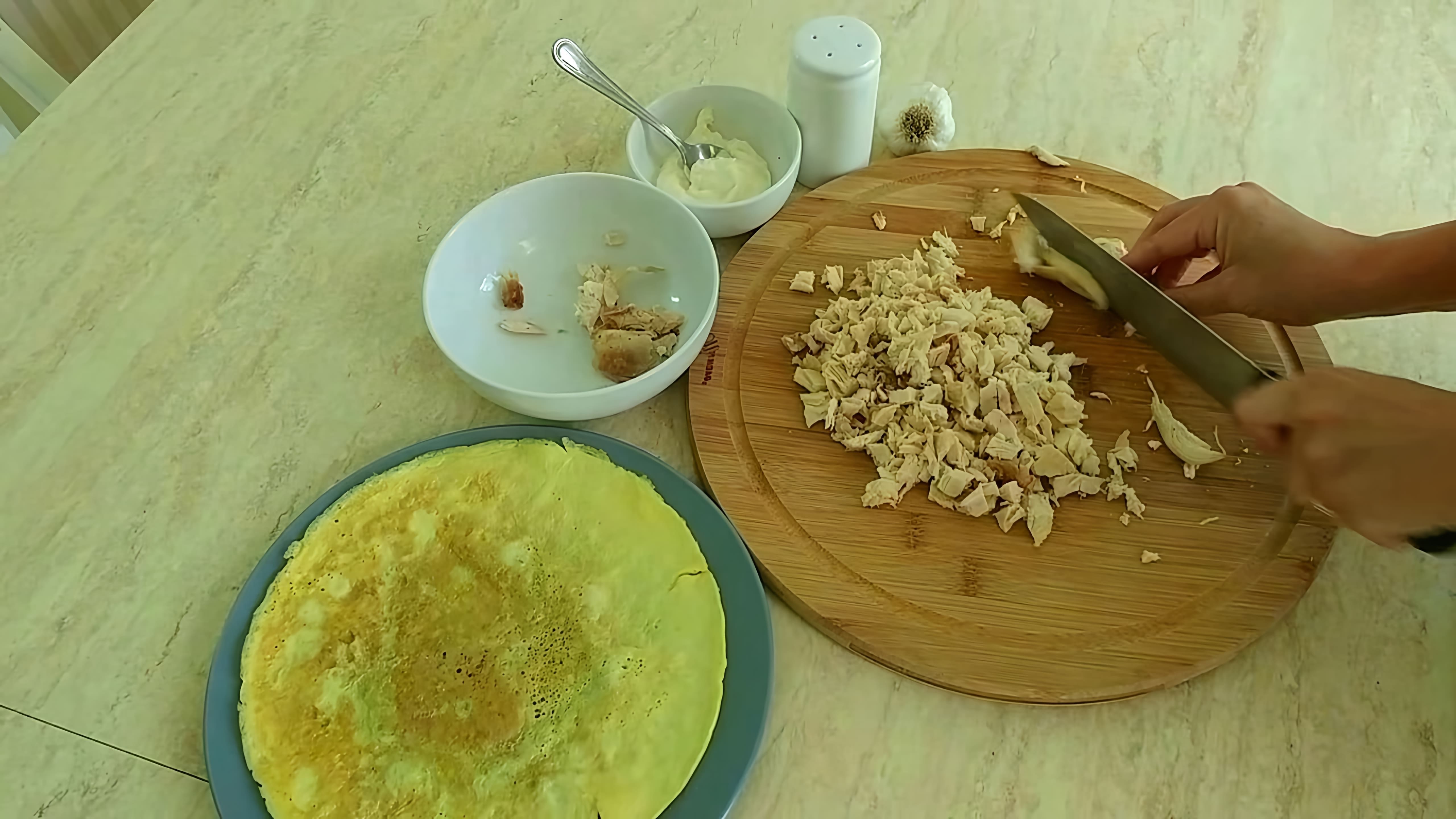 В этом видео демонстрируется процесс приготовления вкусного салата с курицей и яичным блином