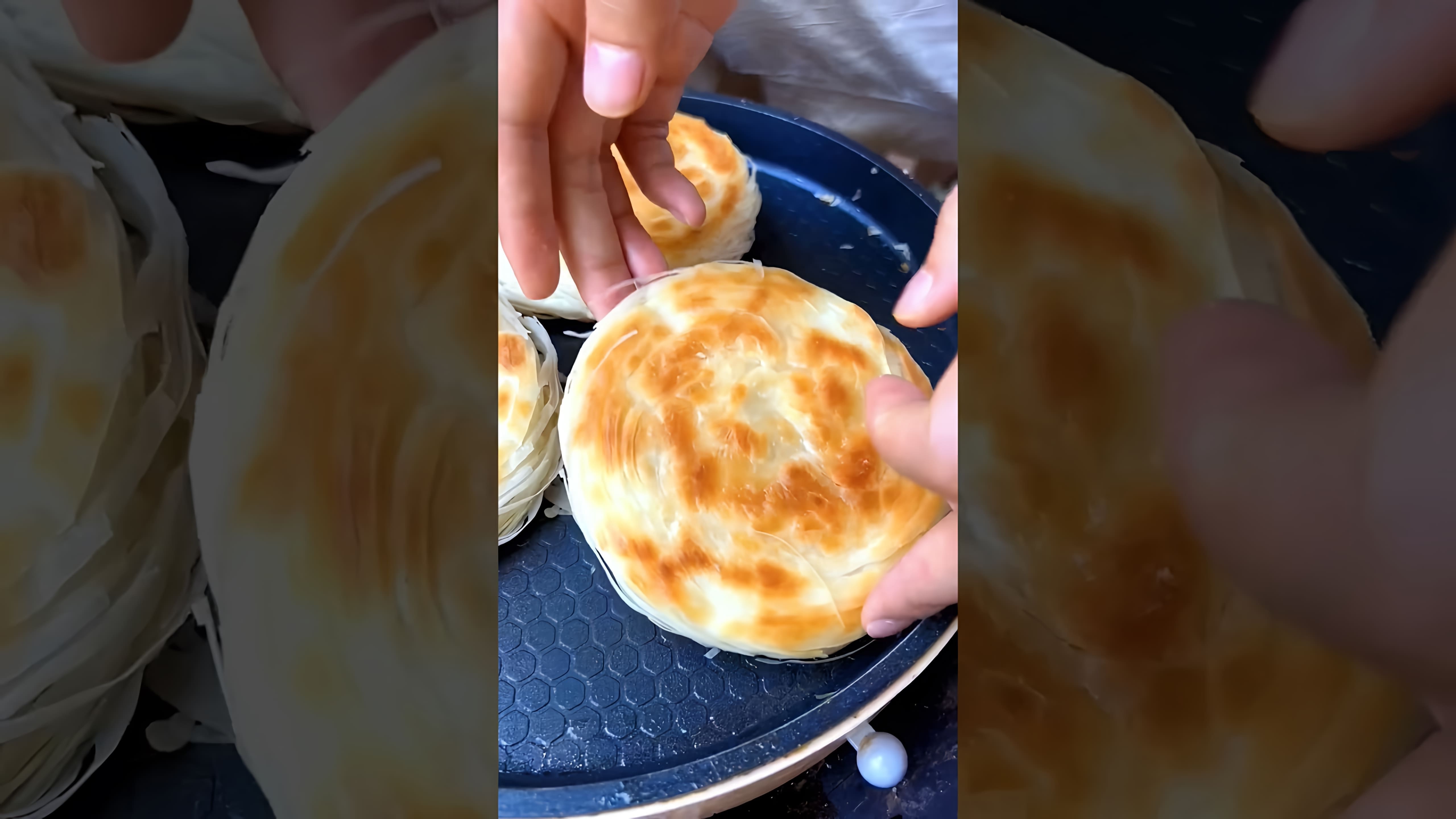 "Chinese Burger egg cake" - это видео-ролик, который демонстрирует приготовление необычного блюда - китайского бургера с яйцом