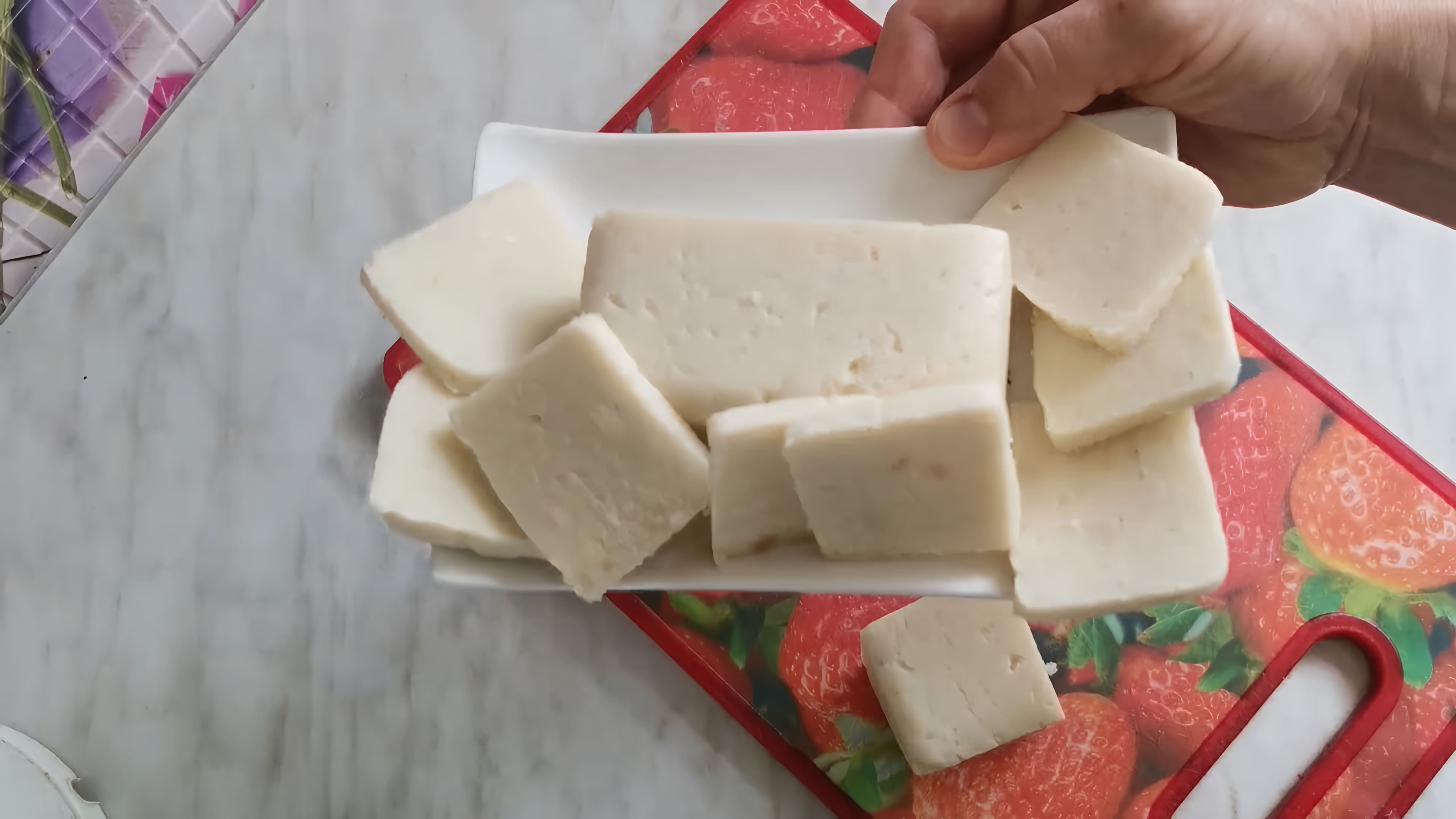 В этом видео демонстрируется процесс приготовления быстрого сыра из козьего творога без яиц