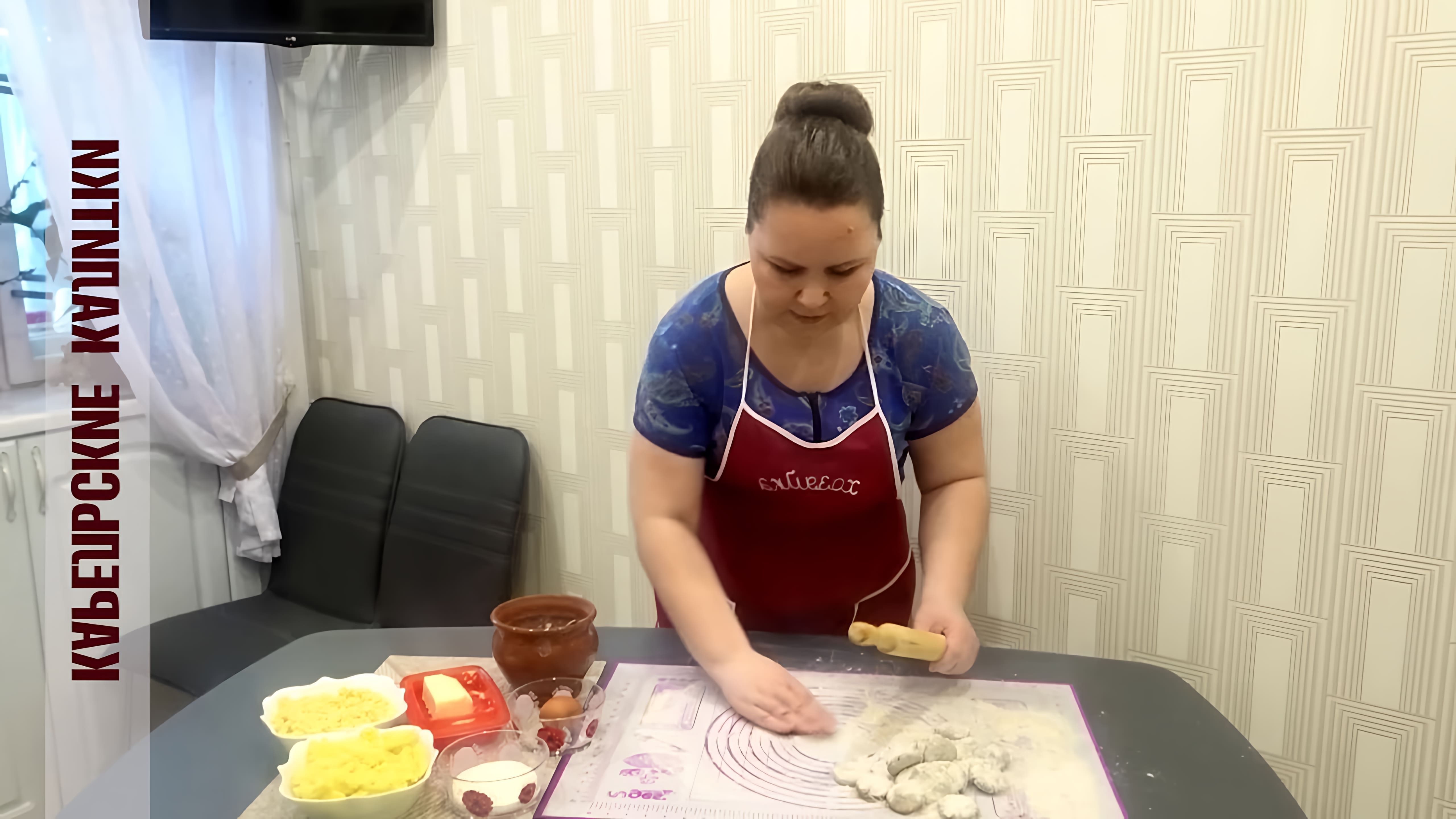 В этом видео Анна проводит мастер-класс по приготовлению карельских калиток