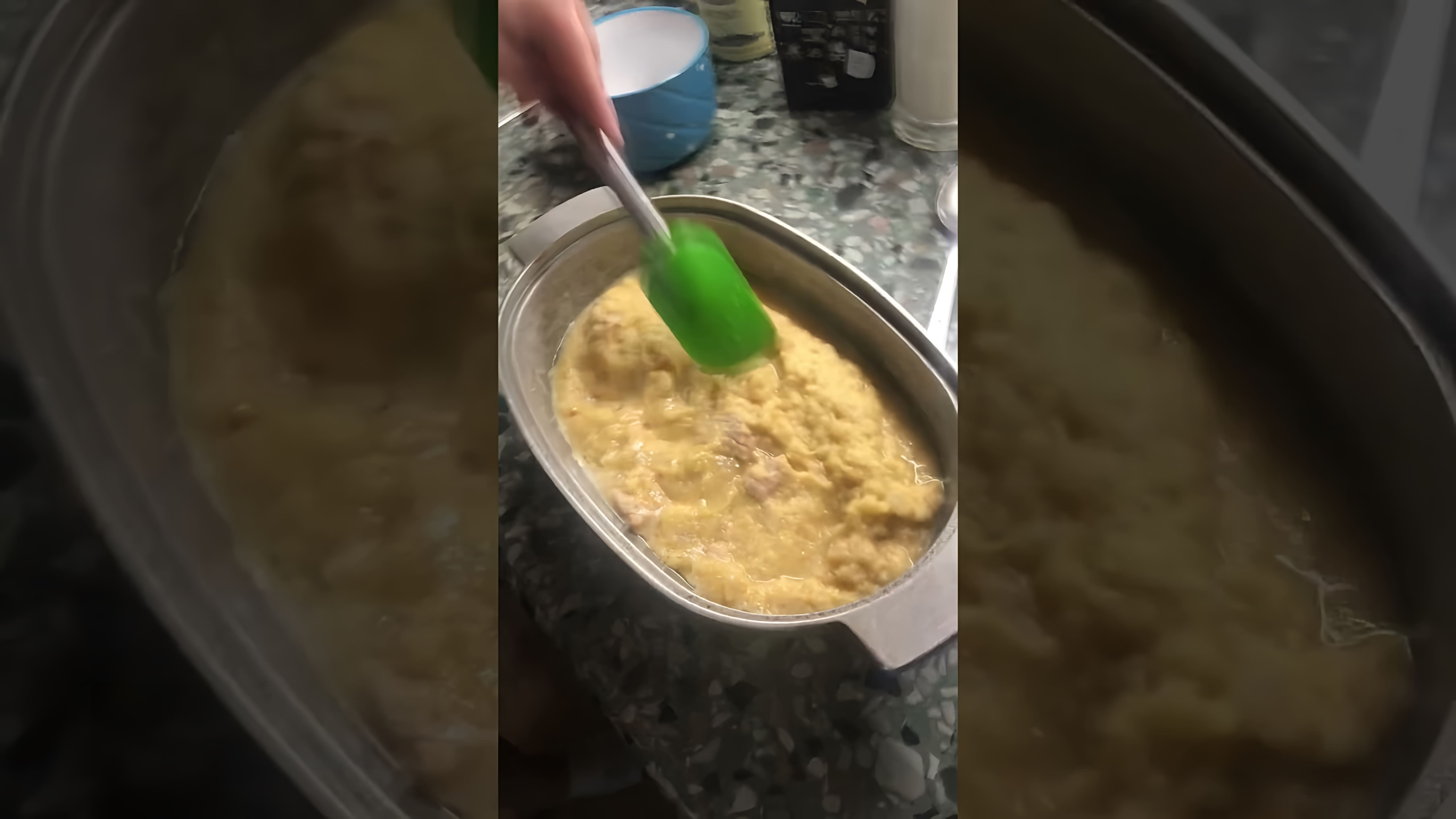 В этом видео демонстрируется процесс приготовления картофельной бабки с мясом на горячем молоке