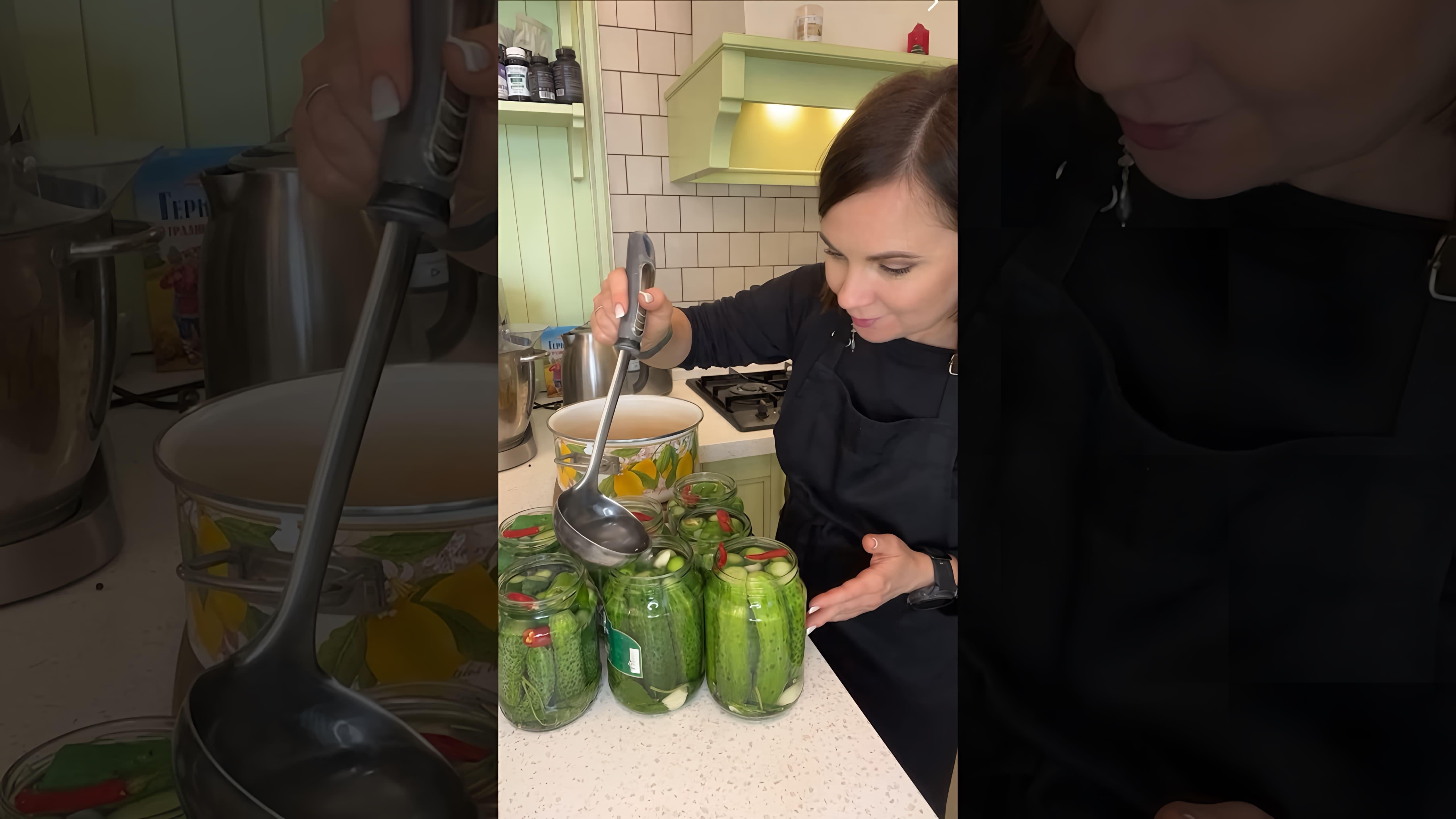 В этом видео демонстрируется процесс приготовления маринованных огурцов с идеальным гармоничным вкусом