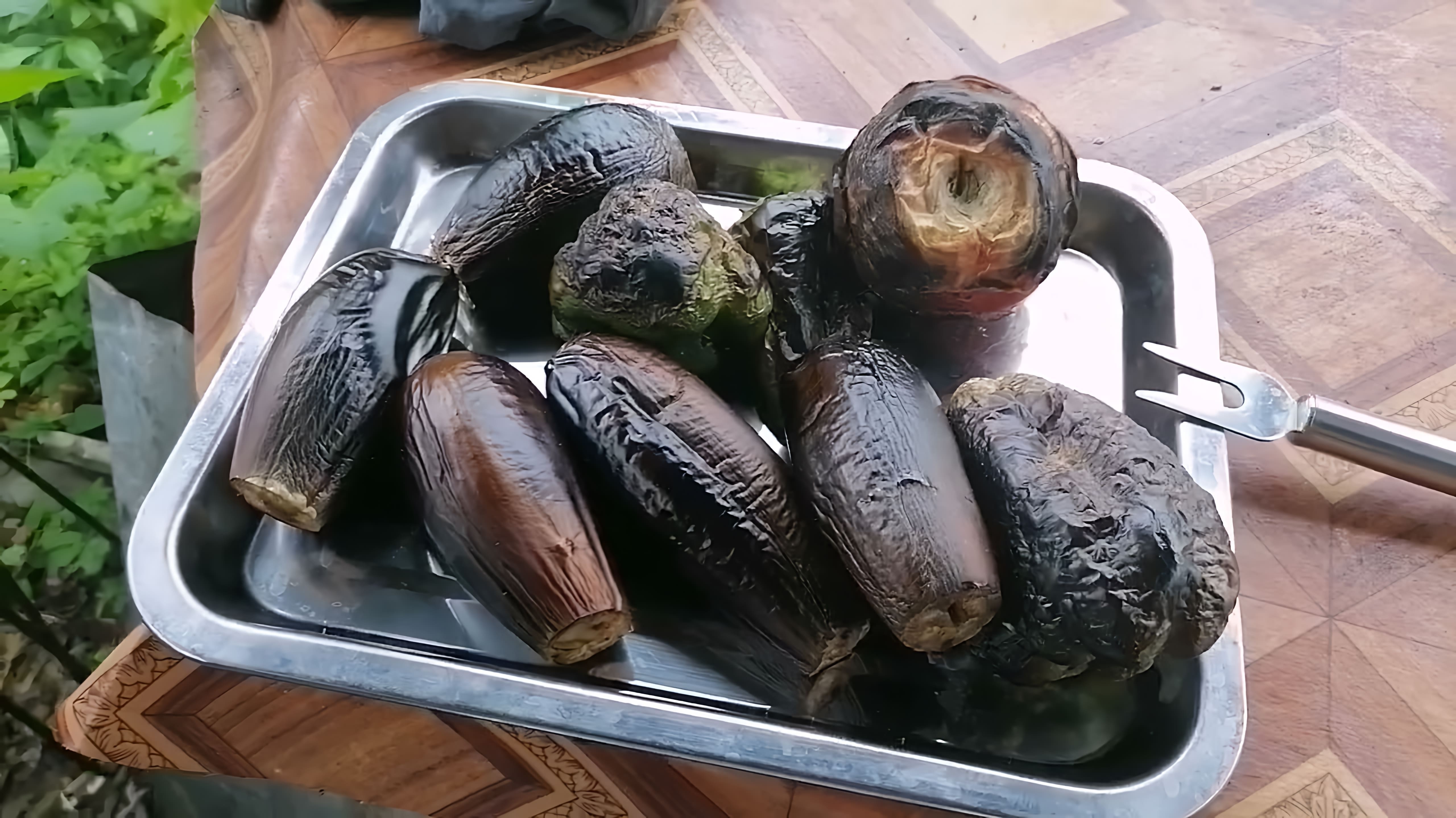 В этом видео демонстрируется процесс приготовления мангал салата с использованием овощей и рыбы