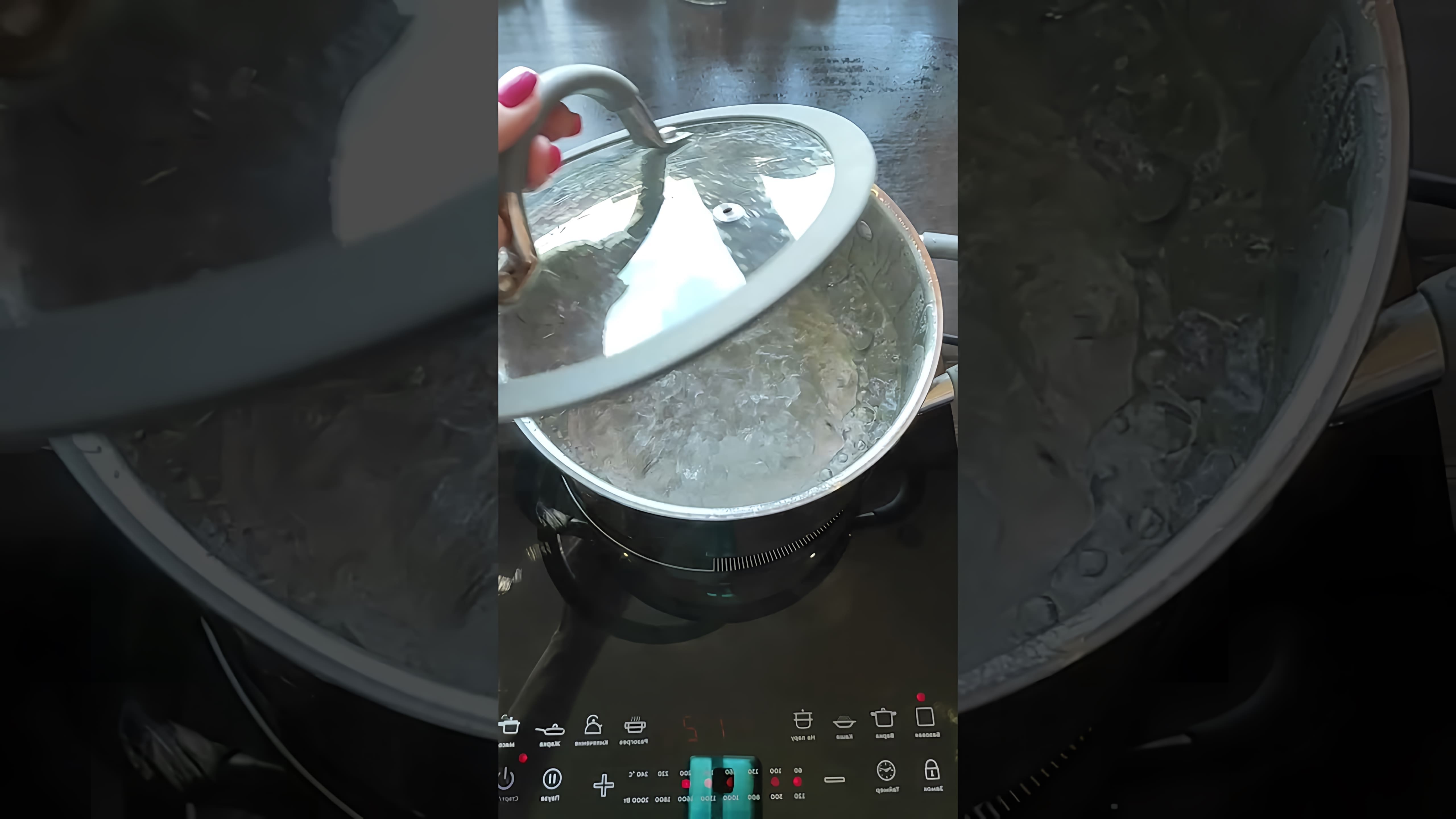 В этом видео демонстрируется рецепт приготовления рисового супа с креветками и сливками