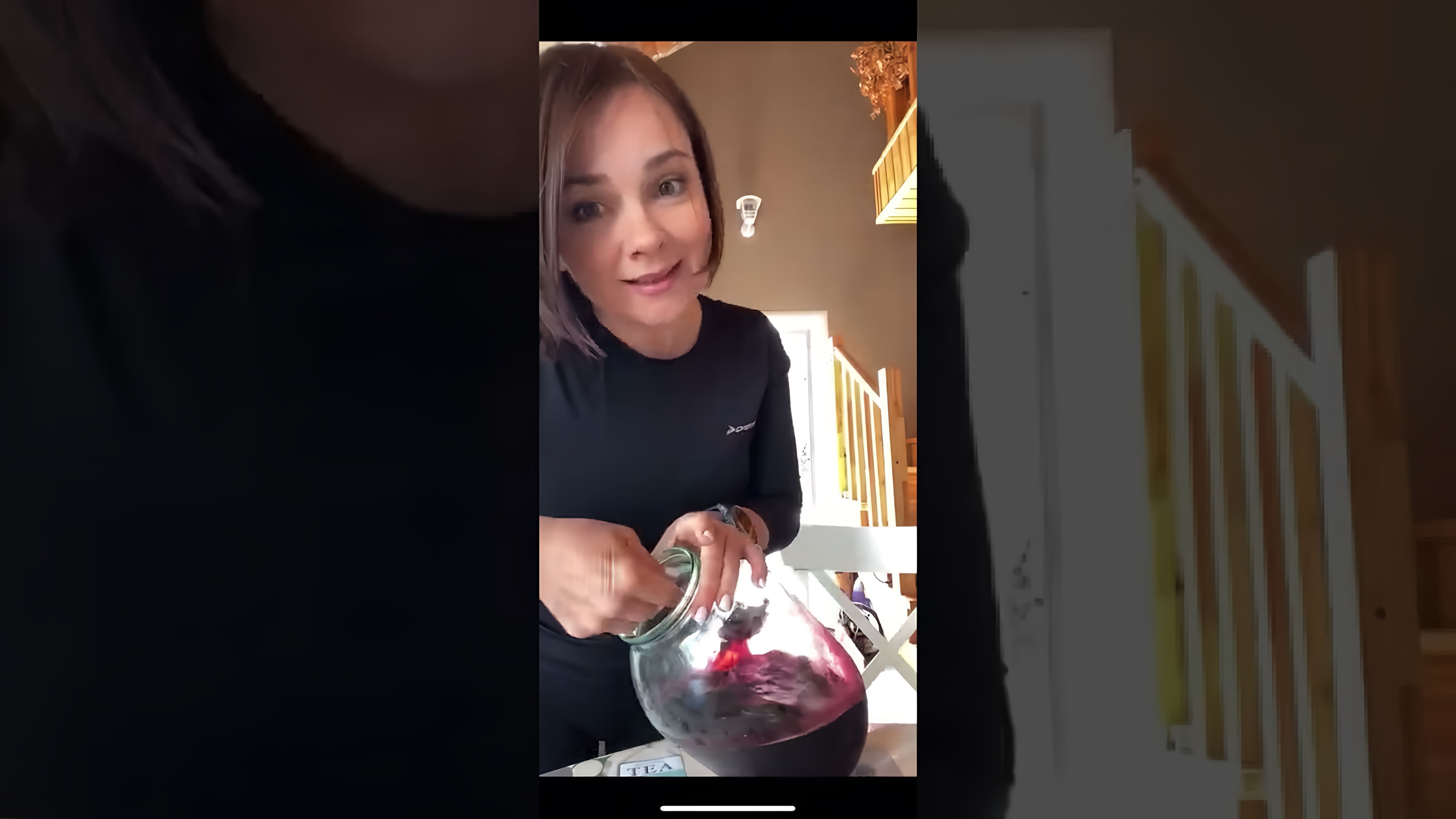 В этом видео демонстрируется рецепт приготовления десерта из моченой вишни