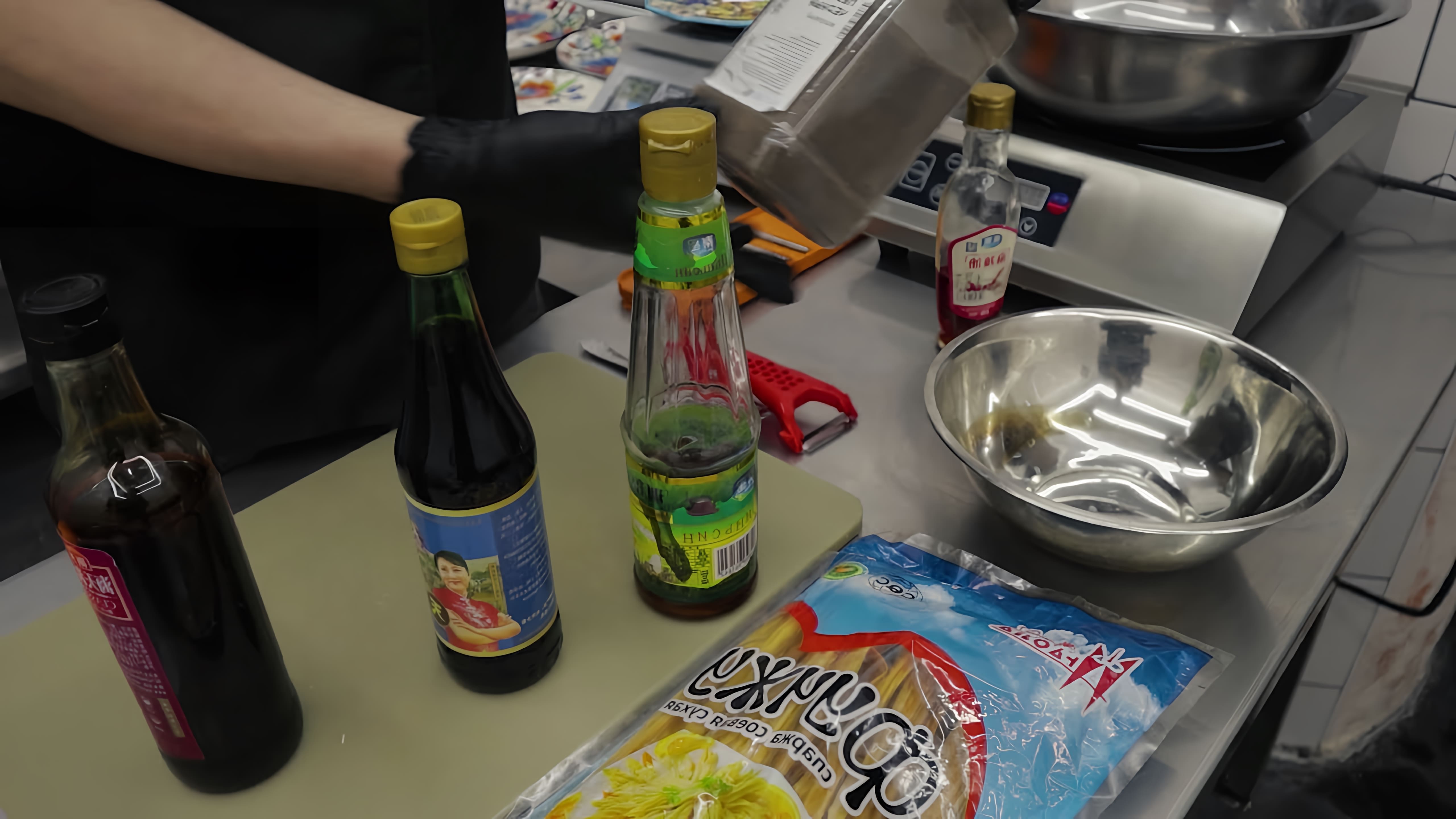 В этом видео Лиза Малик показывает, как приготовить легкий салат из соевой спаржи и Fuji
