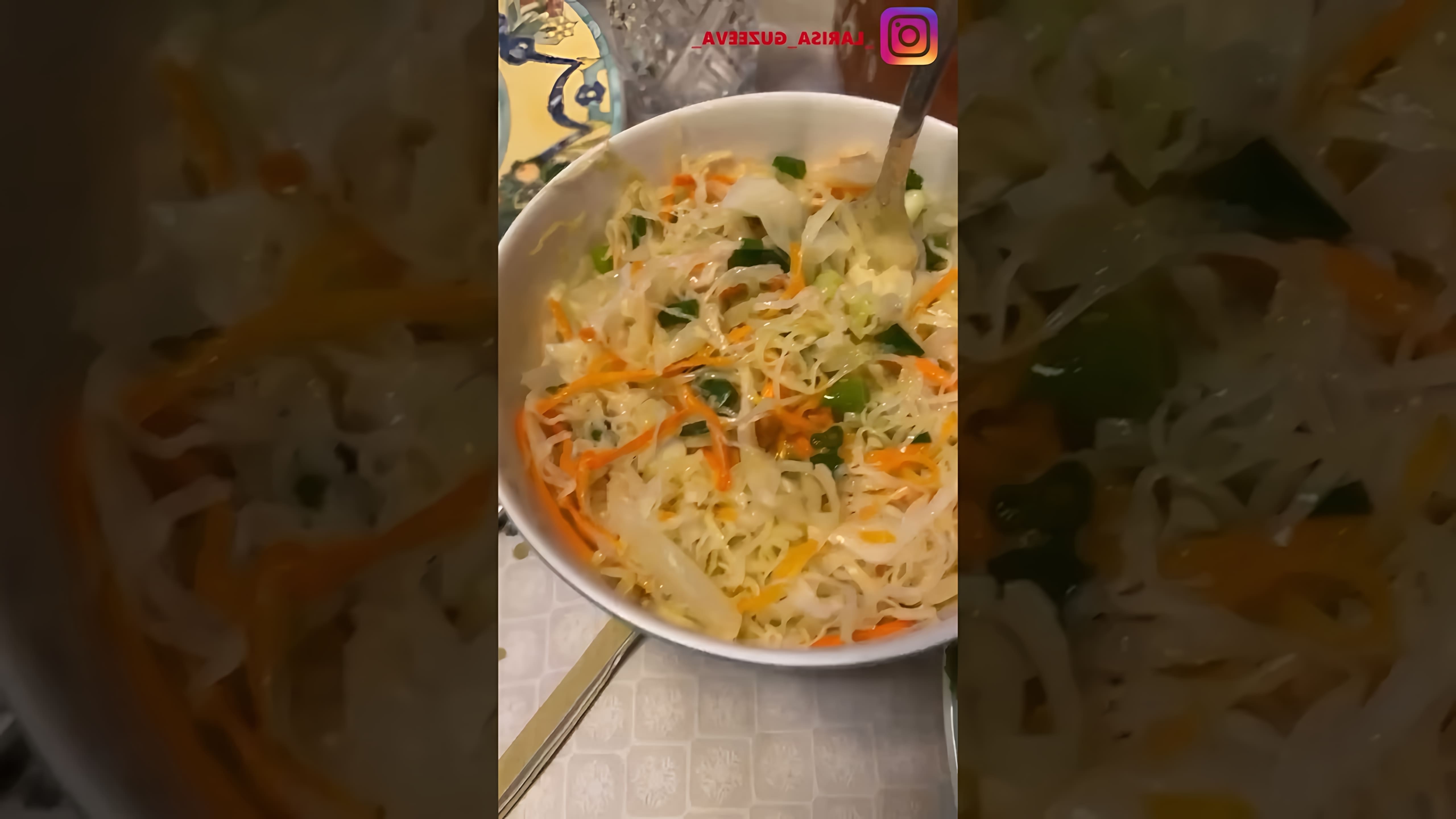 В данном видео Лариса Гузеева демонстрирует свои кулинарные навыки и делится рецептами блюд, которые она приготовила для новогоднего стола