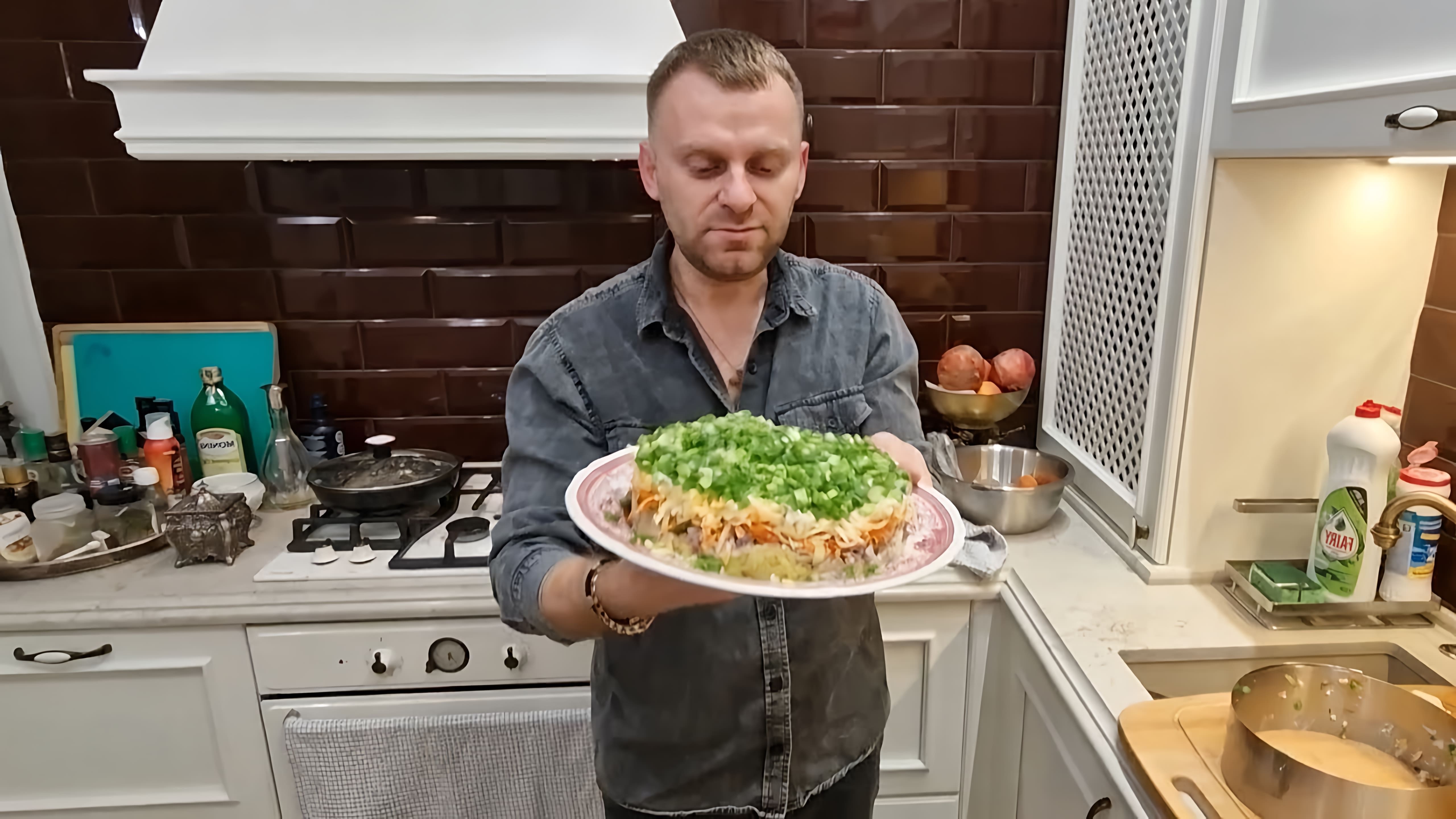 В этом видео демонстрируется рецепт салата с печенью трески