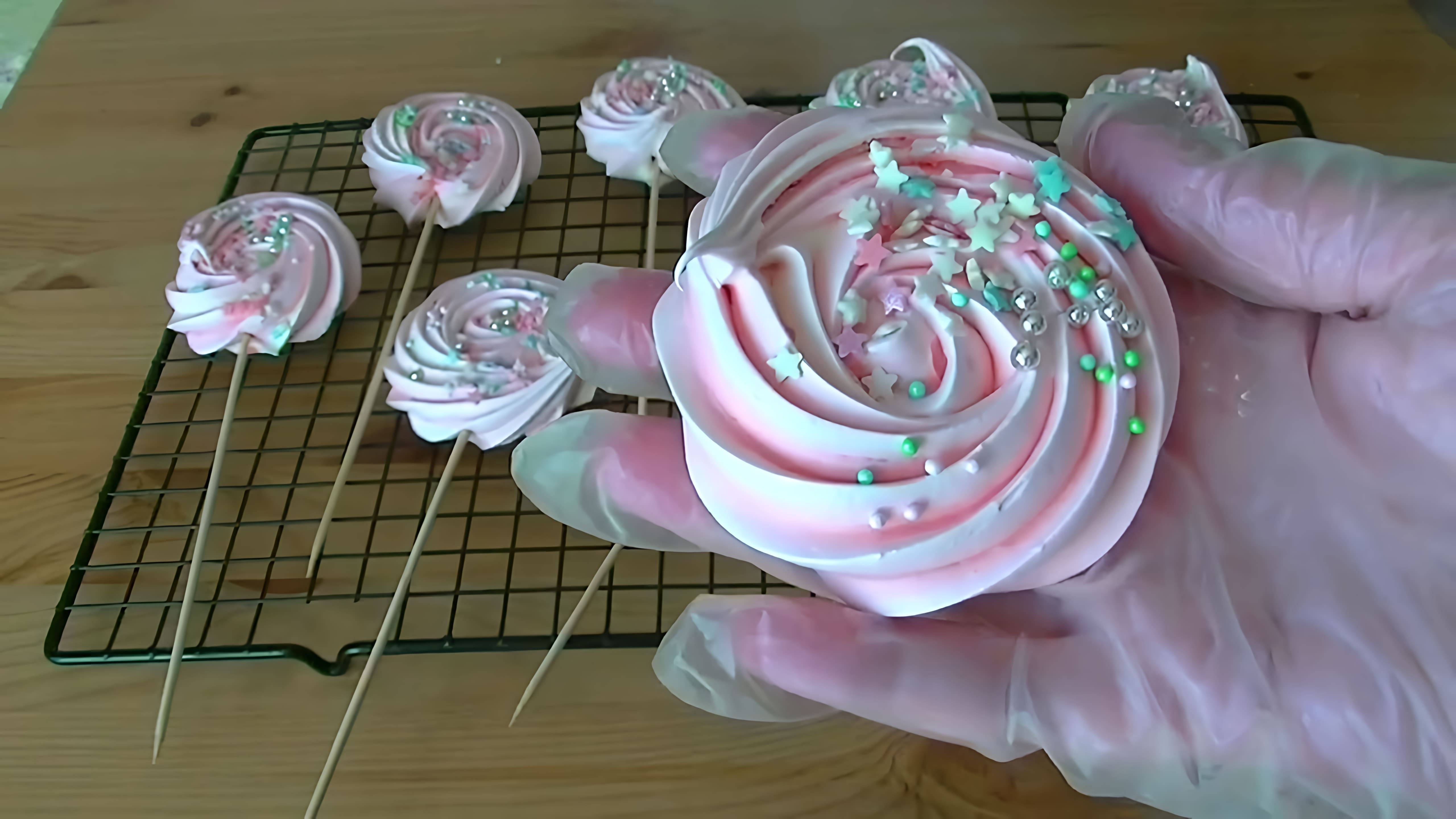 В этом видео Елена Воскресенская показывает, как приготовить безе для украшения тортиков