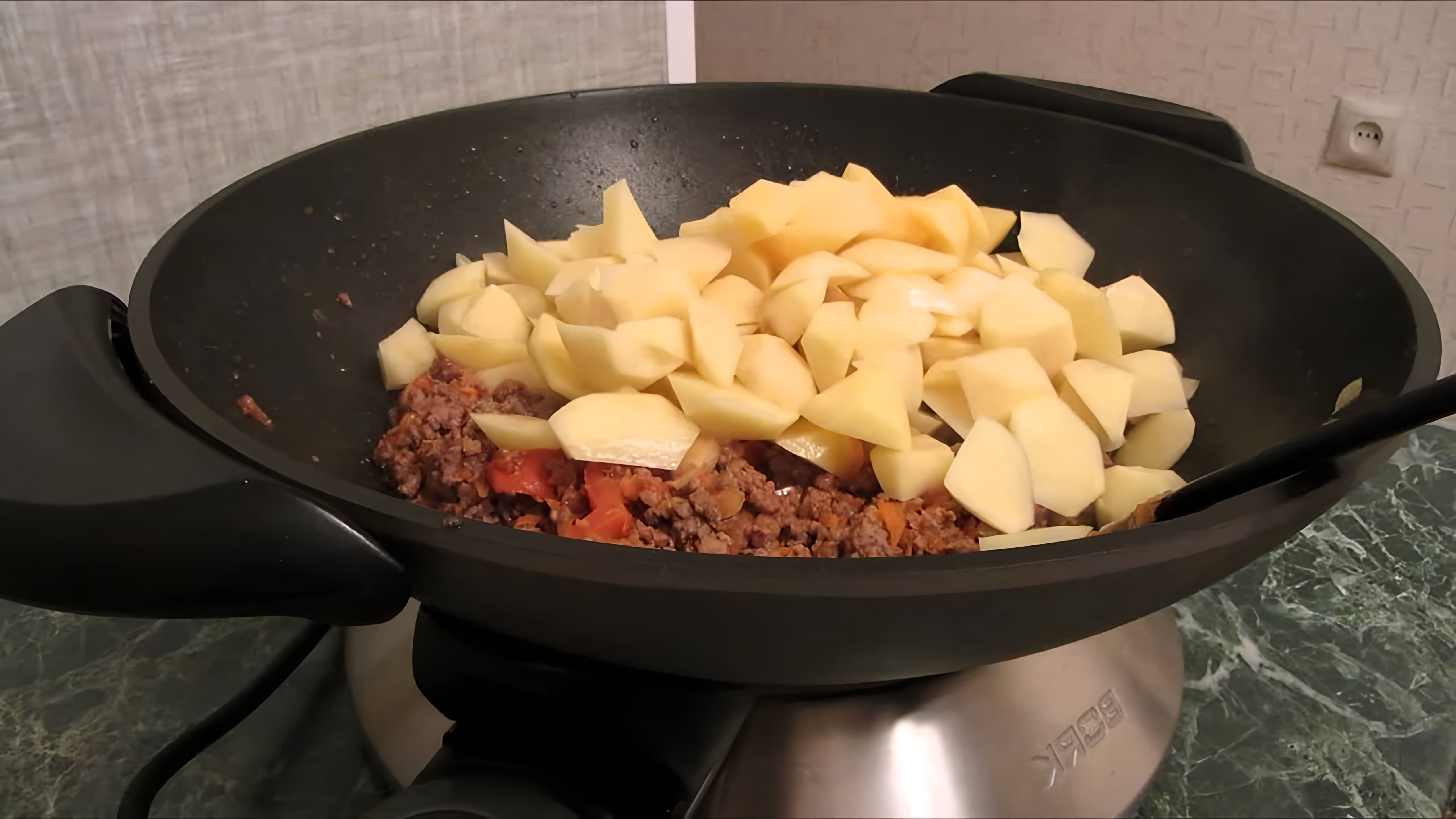 В этом видео демонстрируется процесс приготовления тушеной картошки с фаршем и овощами на Bork G600