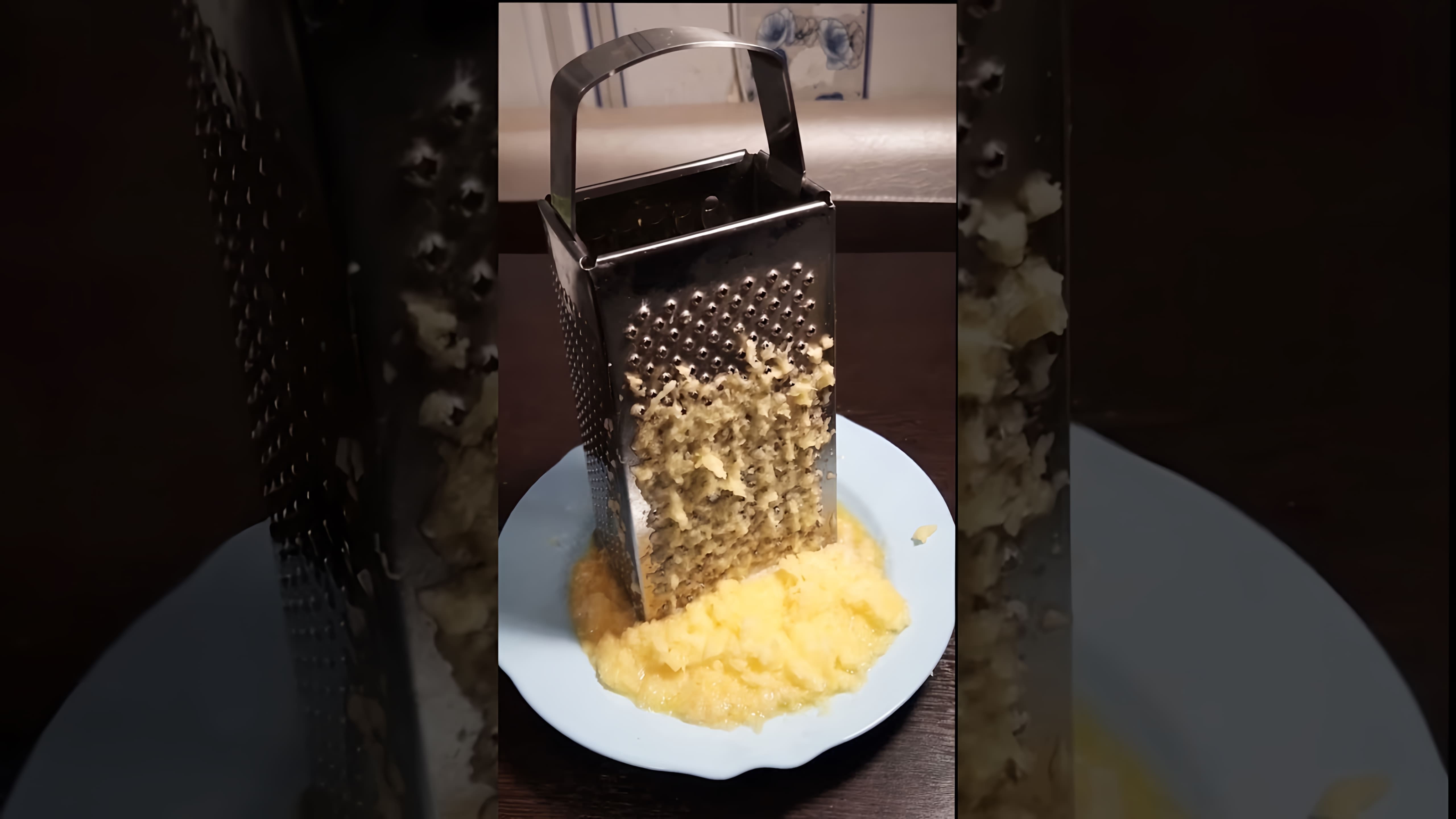 В этом видео демонстрируется рецепт вкусной и сочной начинки для домашних пельменей