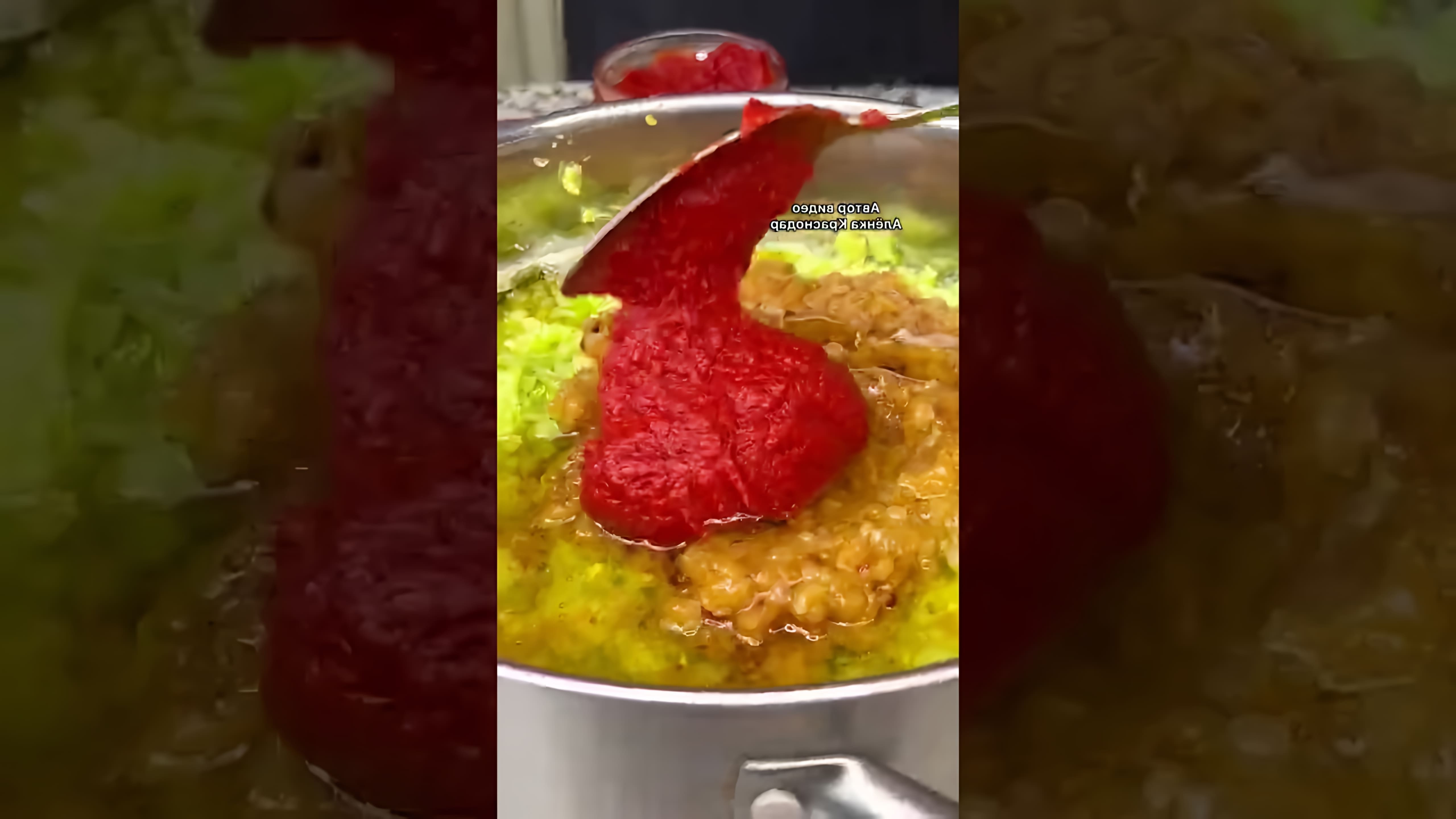 В этом видео демонстрируется процесс приготовления кабачковой икры по рецепту любимой бабушки