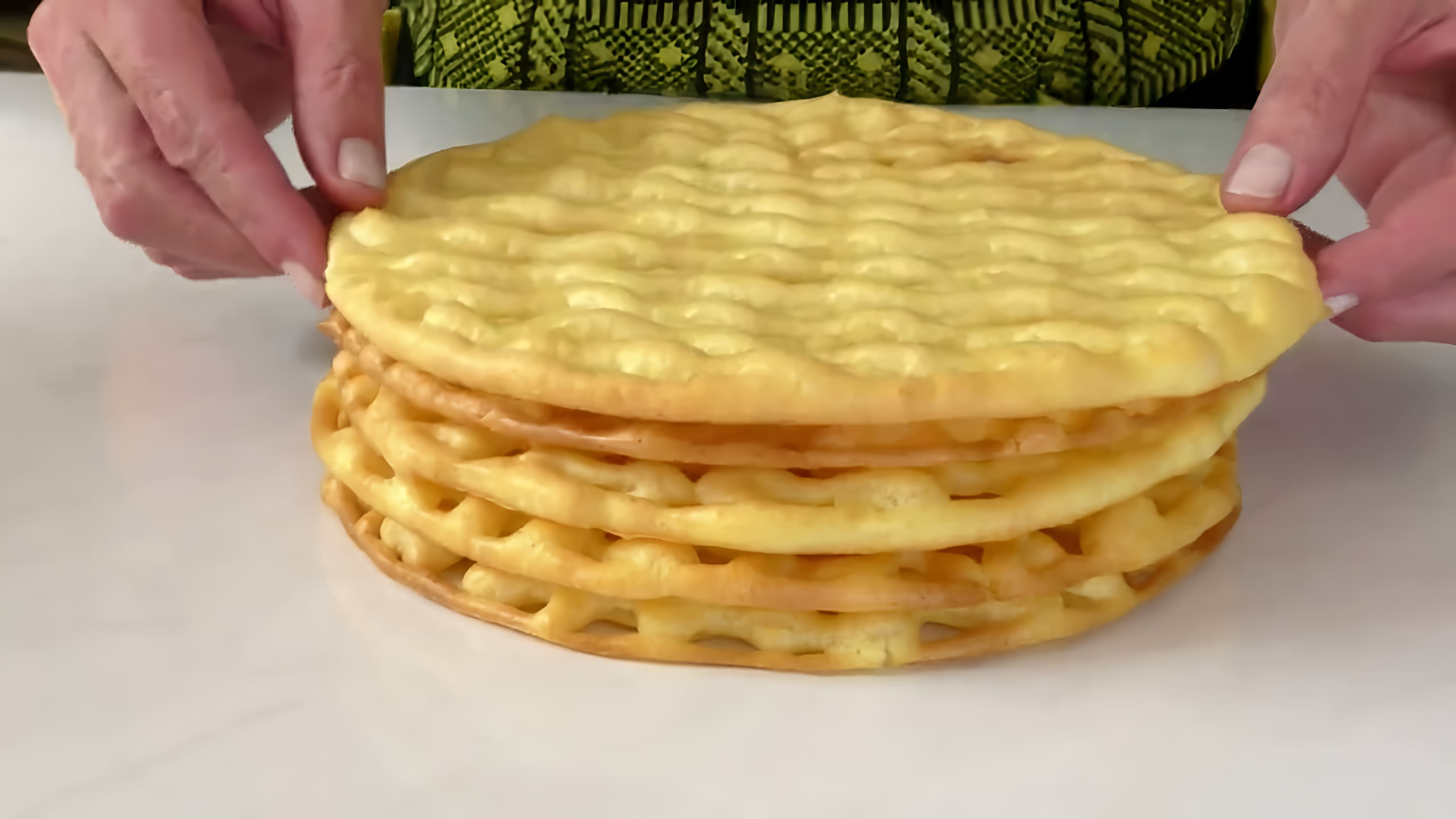 В этом видео демонстрируется рецепт мгновенного заварного торта, который не требует пропитки