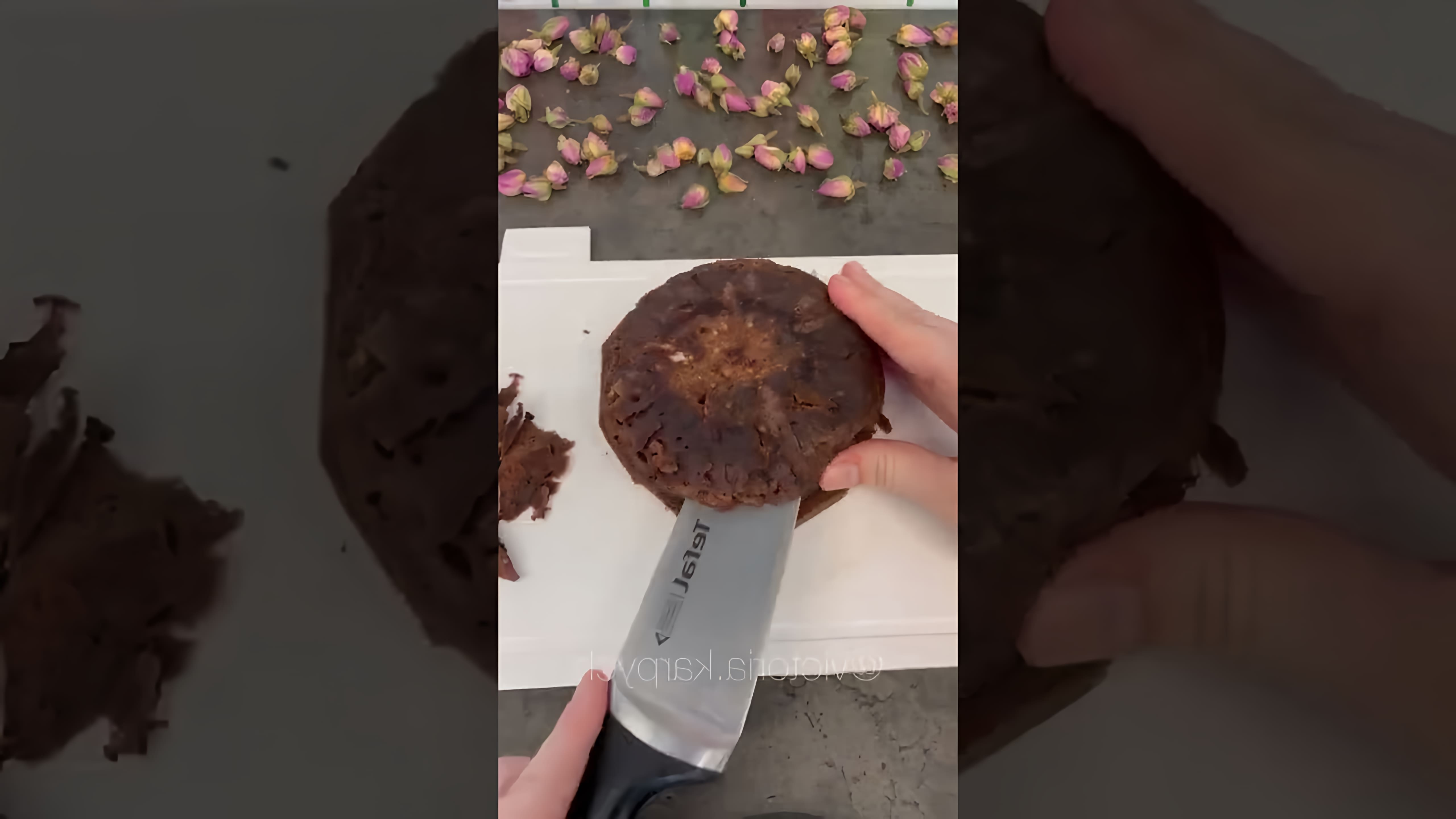 В этом видео демонстрируется рецепт приготовления бента-торта в микроволновке