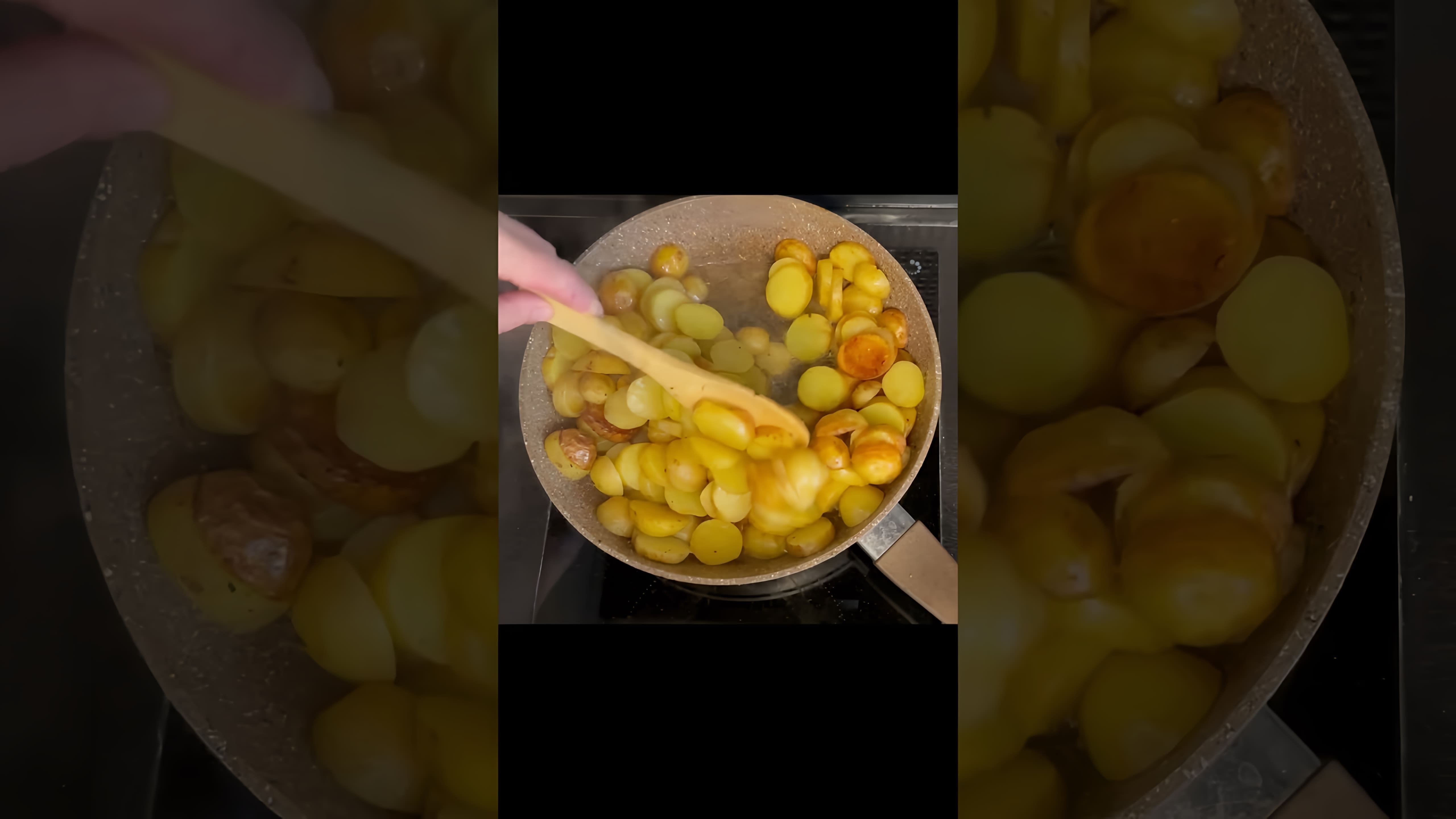 В этом видео-ролике рассказывается о том, как приготовить вкусное блюдо из лисичек и молодого картофеля