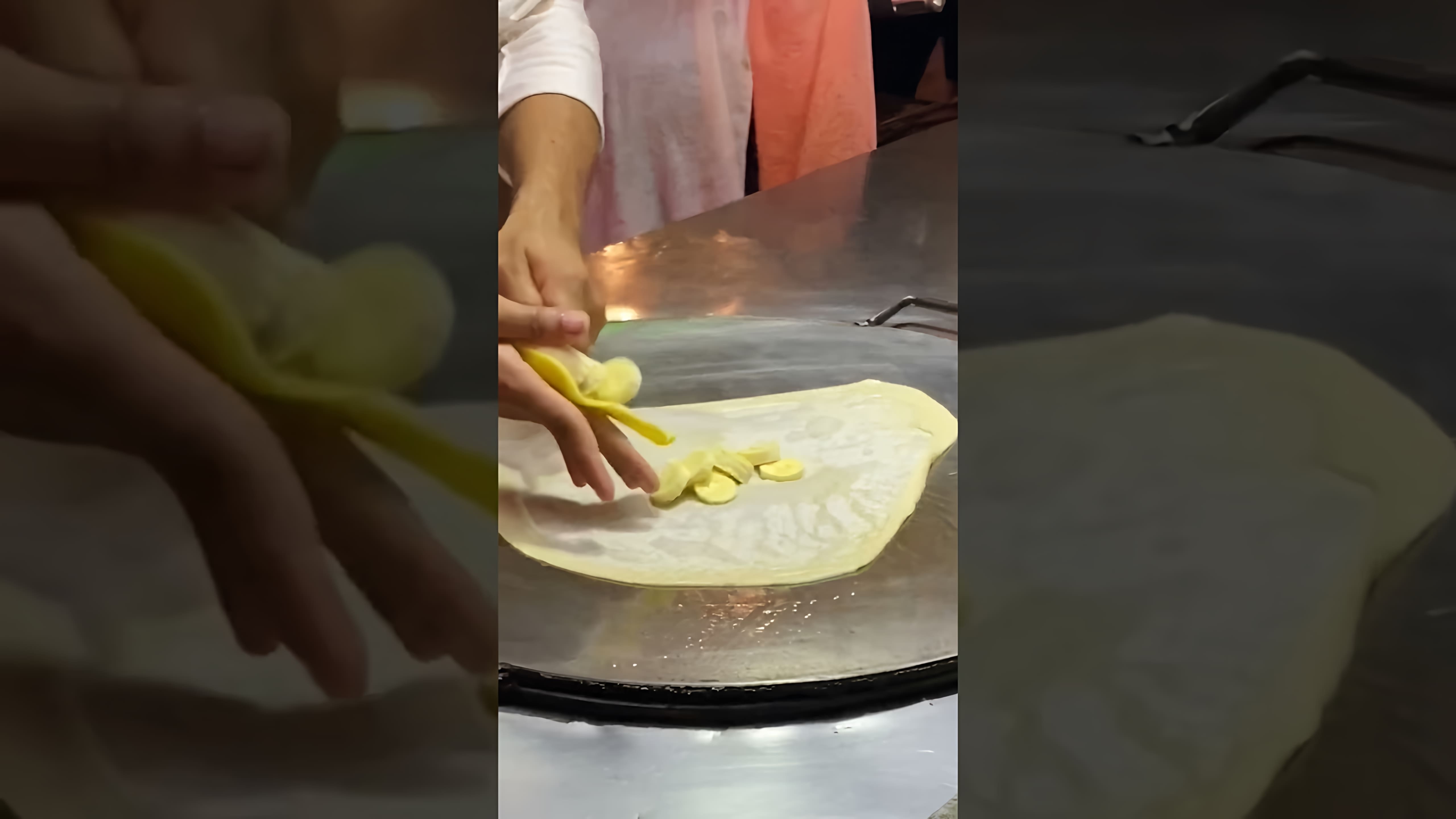 В этом видео-ролике вы увидите, как готовятся блины с бананом и нутеллой в Таиланде, в уличной еде