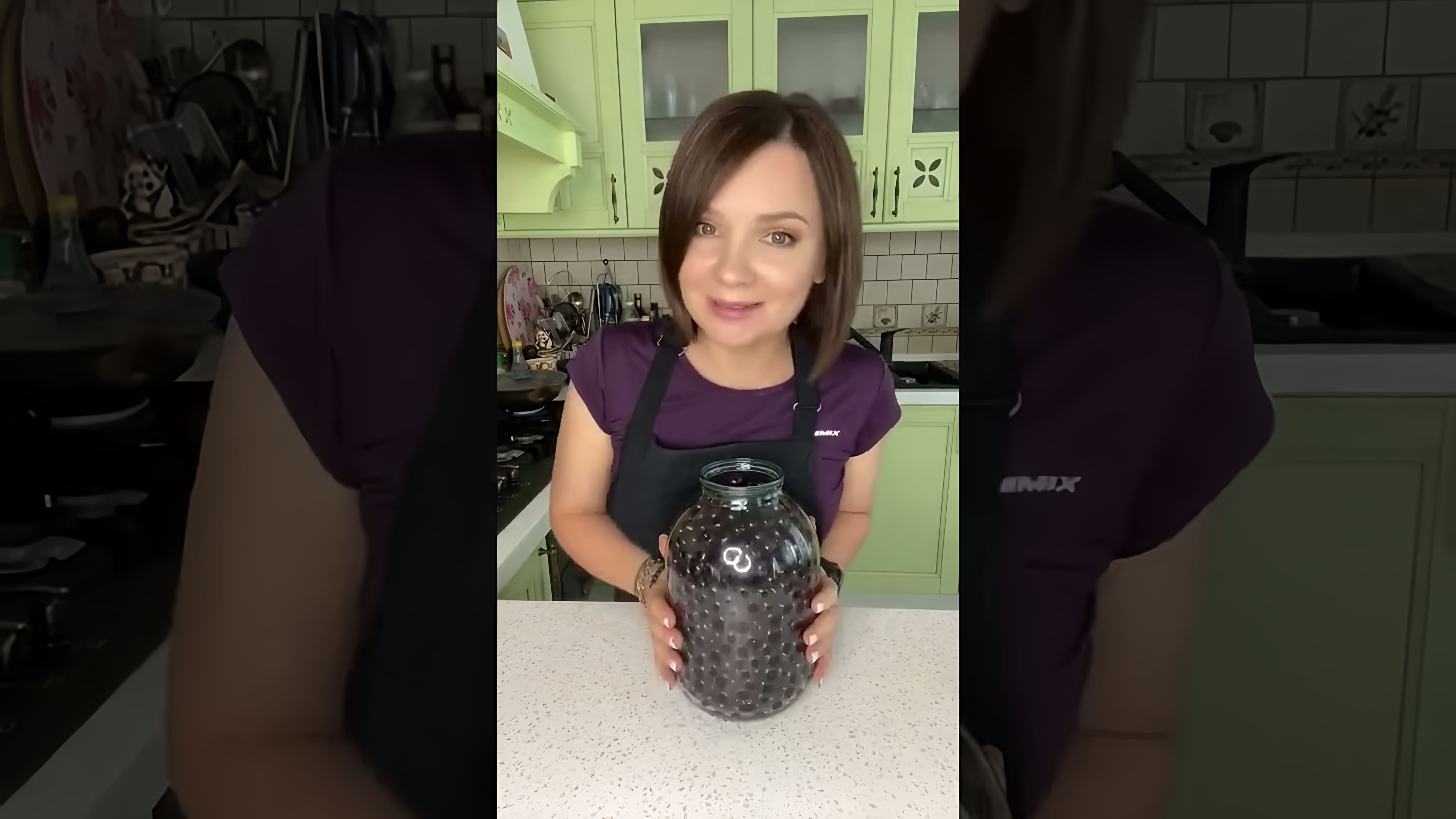 В этом видео демонстрируется рецепт приготовления моченой вишни